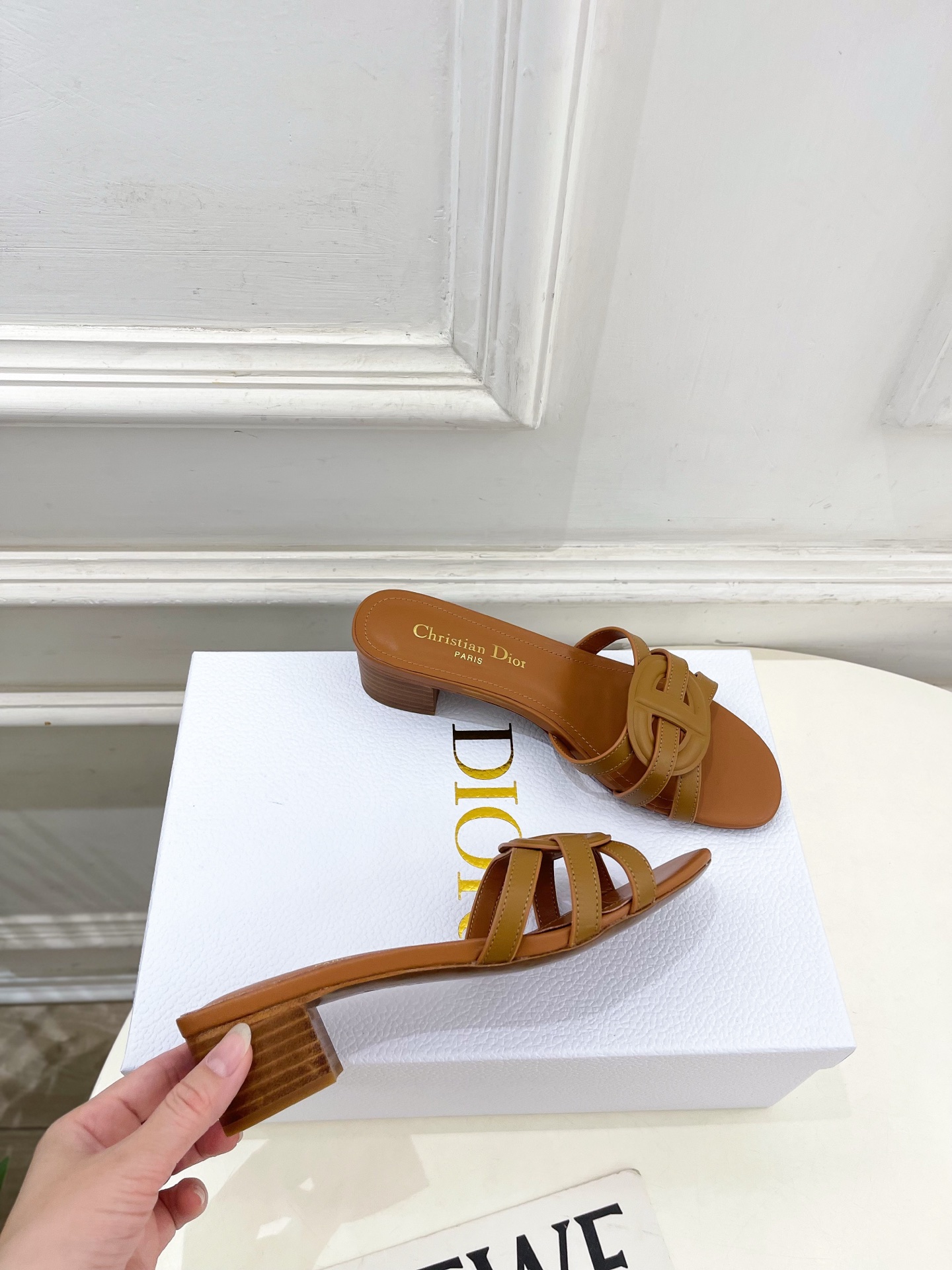 Dior | 迪奥 26𝐬𝐬 🧡💚2026春夏新品 顶级版本⚠️专柜主打新款 经典CD镂空交叉带平底 粗