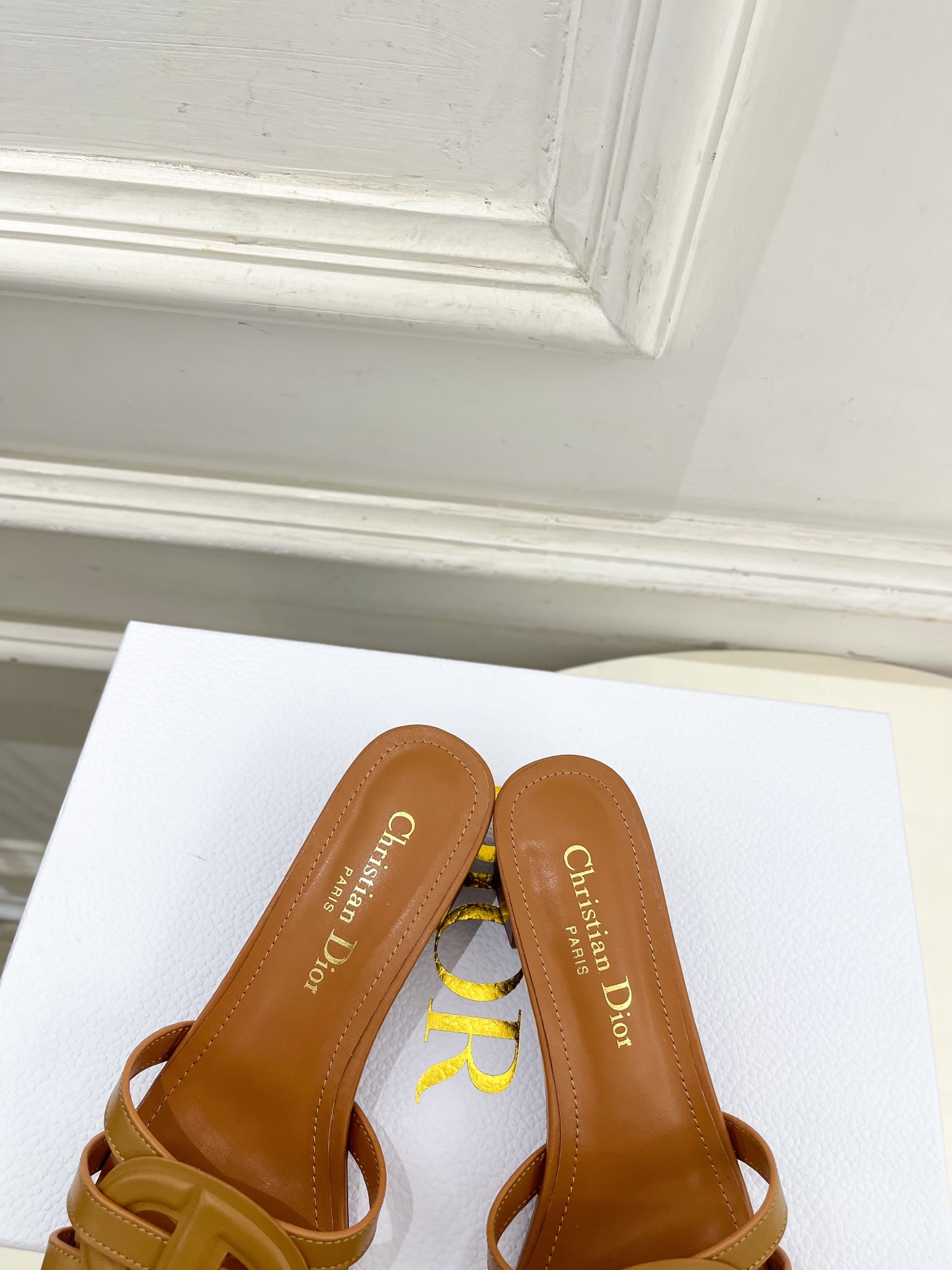 Dior | 迪奥 26𝐬𝐬 🧡💚2026春夏新品 顶级版本⚠️专柜主打新款 经典CD镂空交叉带平底 粗