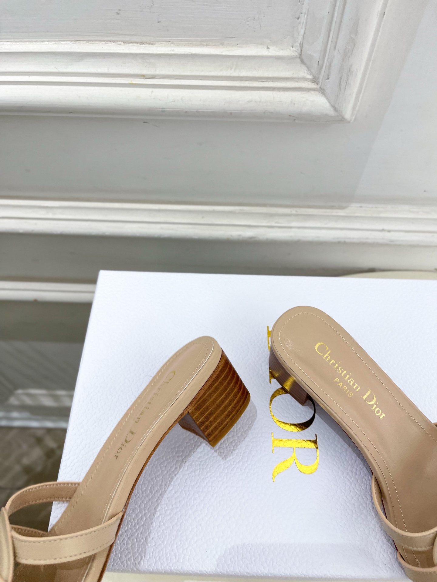 Dior | 迪奥 26𝐬𝐬 🧡💚2026春夏新品 顶级版本⚠️专柜主打新款 经典CD镂空交叉带平底 粗