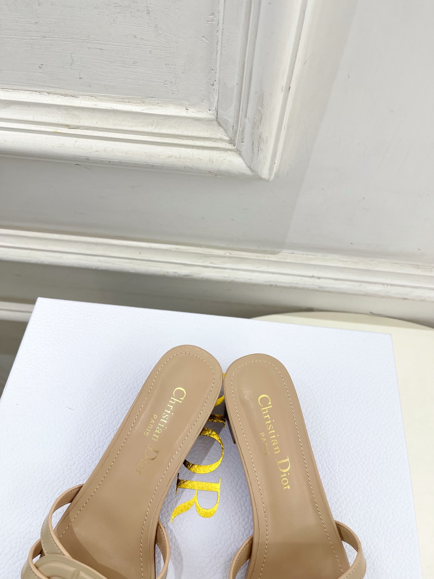 Dior | 迪奥 26𝐬𝐬 🧡💚2026春夏新品 顶级版本⚠️专柜主打新款 经典CD镂空交叉带平底 粗