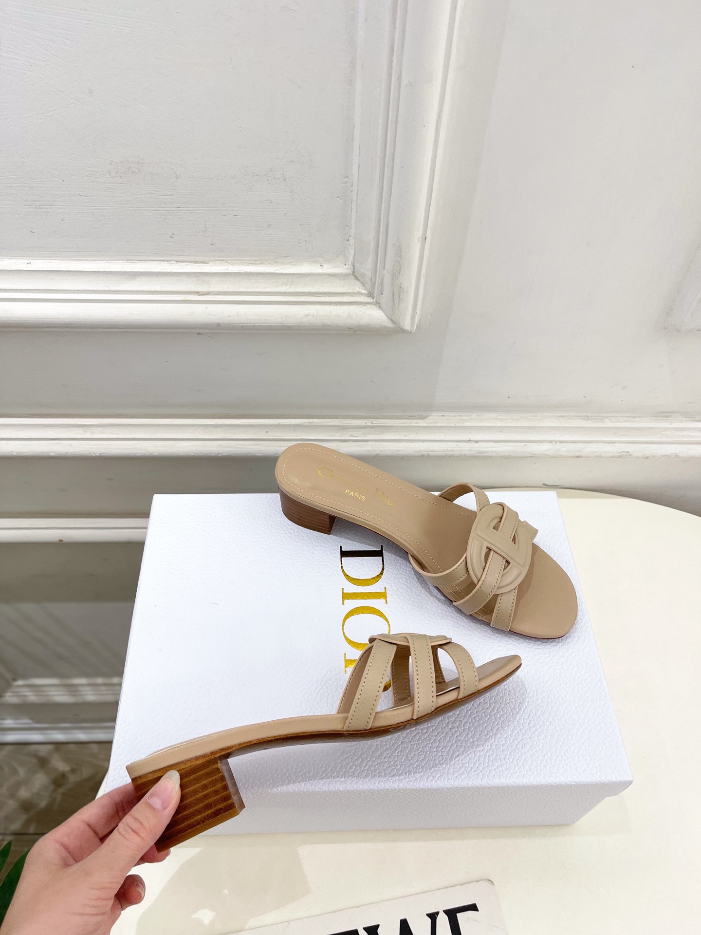 Dior | 迪奥 26𝐬𝐬 🧡💚2026春夏新品 顶级版本⚠️专柜主打新款 经典CD镂空交叉带平底 粗
