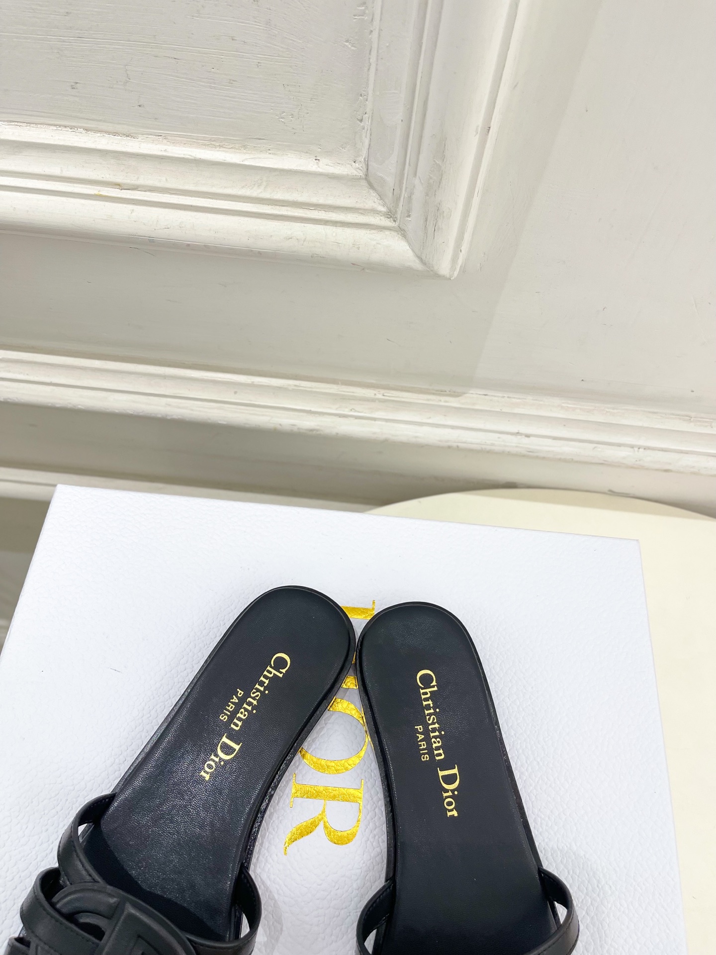 Dior | 迪奥 26𝐬𝐬 🧡💚2026春夏新品 顶级版本⚠️专柜主打新款 经典CD镂空交叉带平底 粗