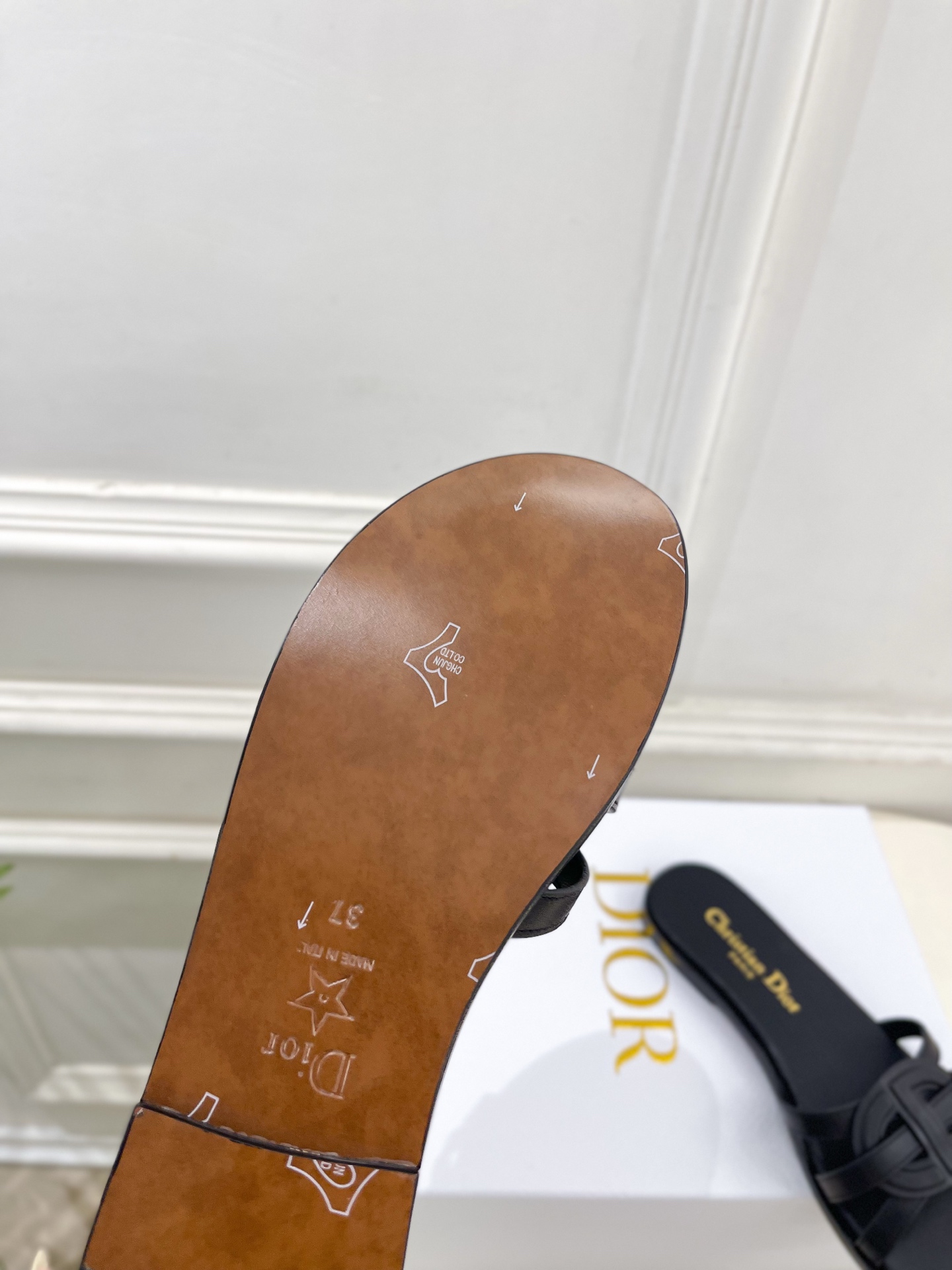 Dior | 迪奥 26𝐬𝐬 🧡💚2026春夏新品 顶级版本⚠️专柜主打新款 经典CD镂空交叉带平底 粗