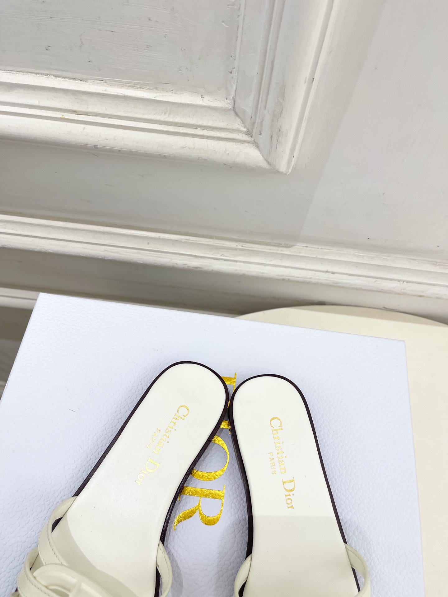Dior | 迪奥 26𝐬𝐬 🧡💚2026春夏新品 顶级版本⚠️专柜主打新款 经典CD镂空交叉带平底 粗