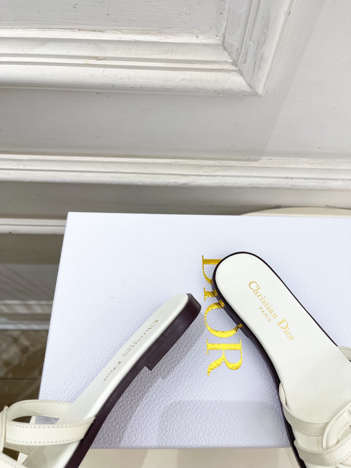 Dior | 迪奥 26𝐬𝐬 🧡💚2026春夏新品 顶级版本⚠️专柜主打新款 经典CD镂空交叉带平底 粗