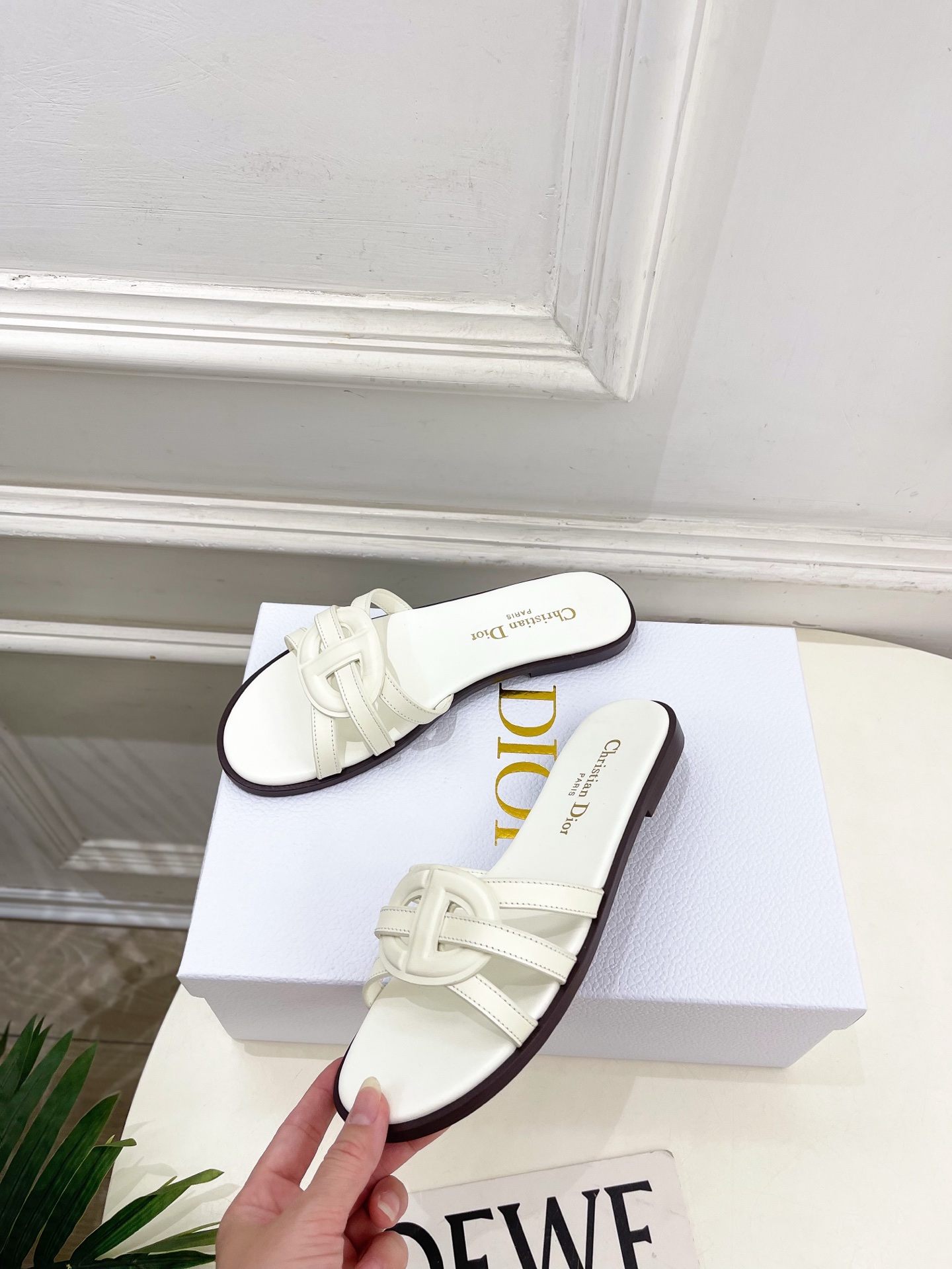 Dior | 迪奥 26𝐬𝐬 🧡💚2026春夏新品 顶级版本⚠️专柜主打新款 经典CD镂空交叉带平底 粗
