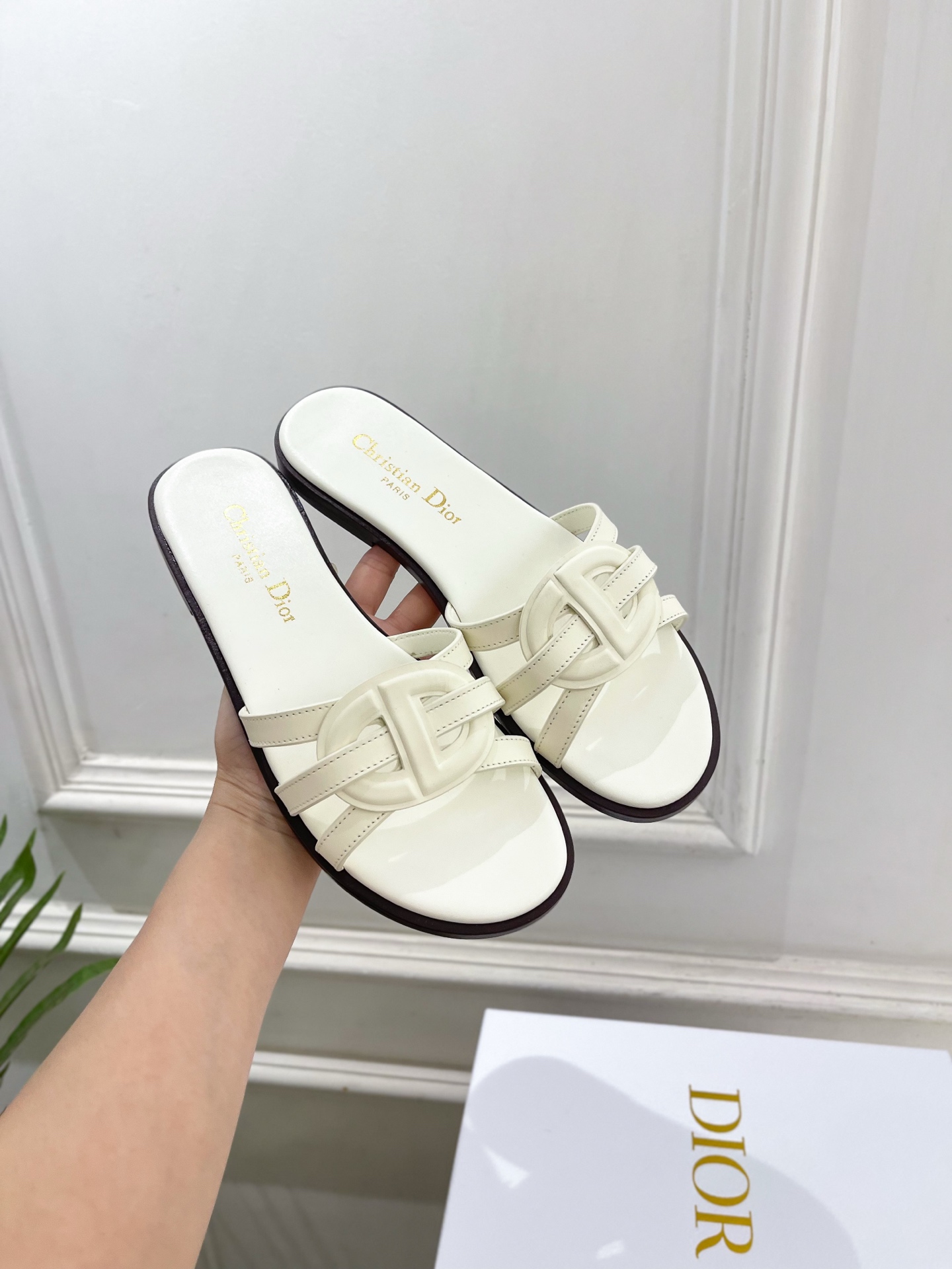 Dior | 迪奥 26𝐬𝐬 🧡💚2026春夏新品 顶级版本⚠️专柜主打新款 经典CD镂空交叉带平底 粗