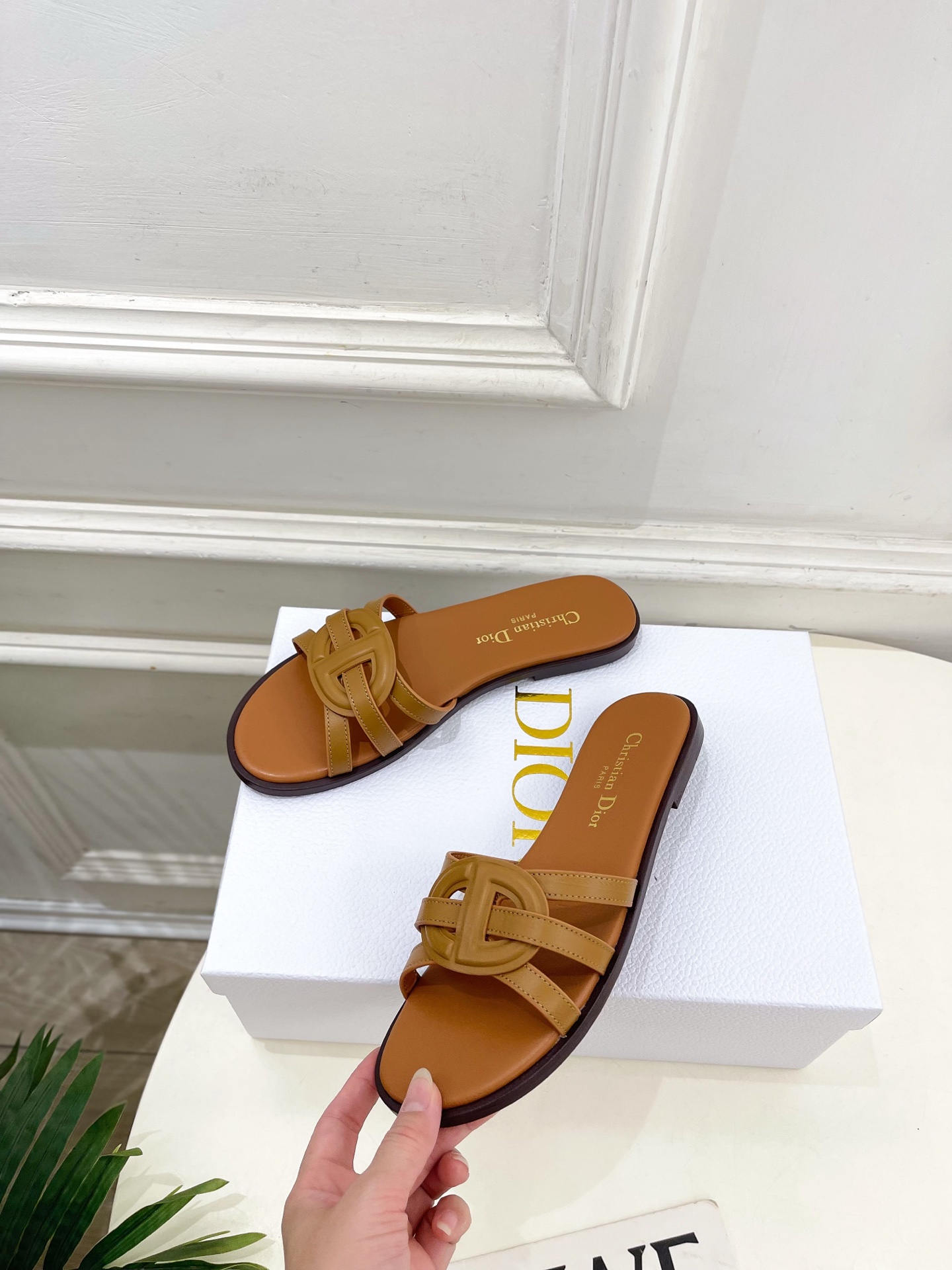 Dior | 迪奥 26𝐬𝐬 🧡💚2026春夏新品 顶级版本⚠️专柜主打新款 经典CD镂空交叉带平底 粗
