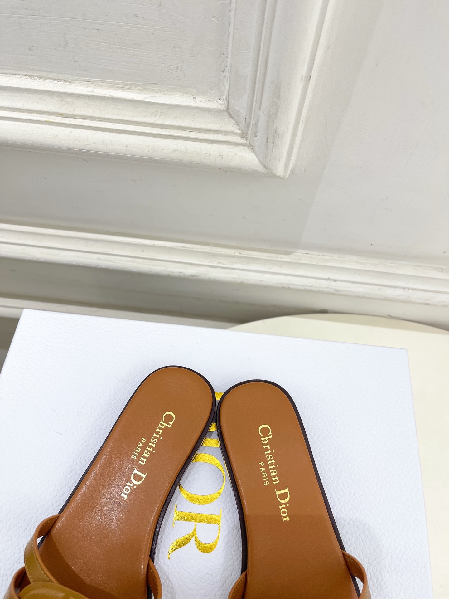 Dior | 迪奥 26𝐬𝐬 🧡💚2026春夏新品 顶级版本⚠️专柜主打新款 经典CD镂空交叉带平底 粗