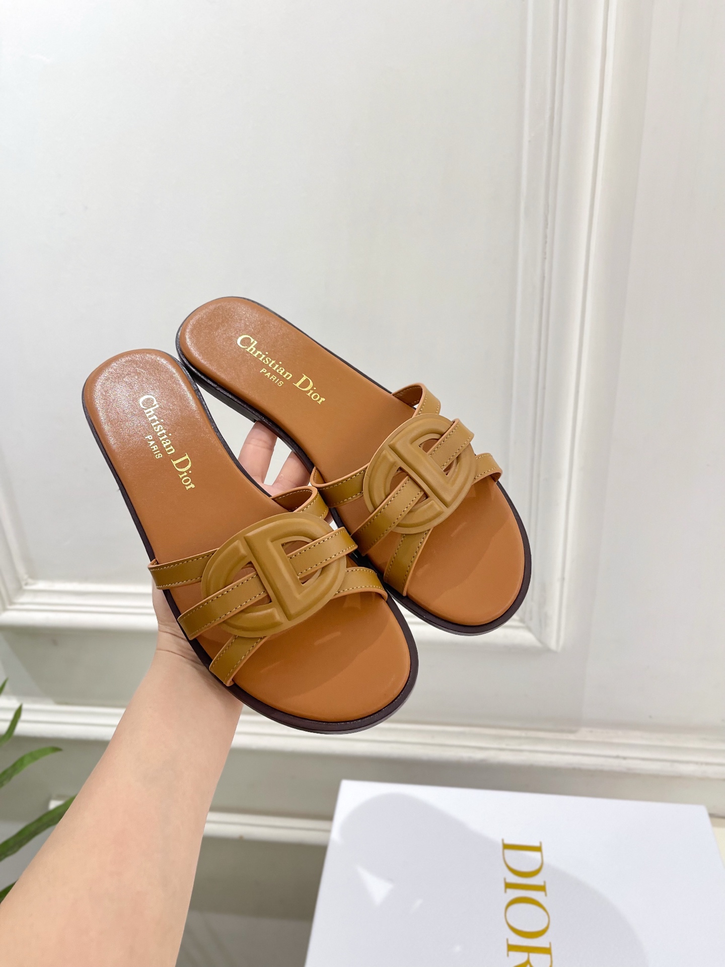 Dior | 迪奥 26𝐬𝐬 🧡💚2026春夏新品 顶级版本⚠️专柜主打新款 经典CD镂空交叉带平底 粗