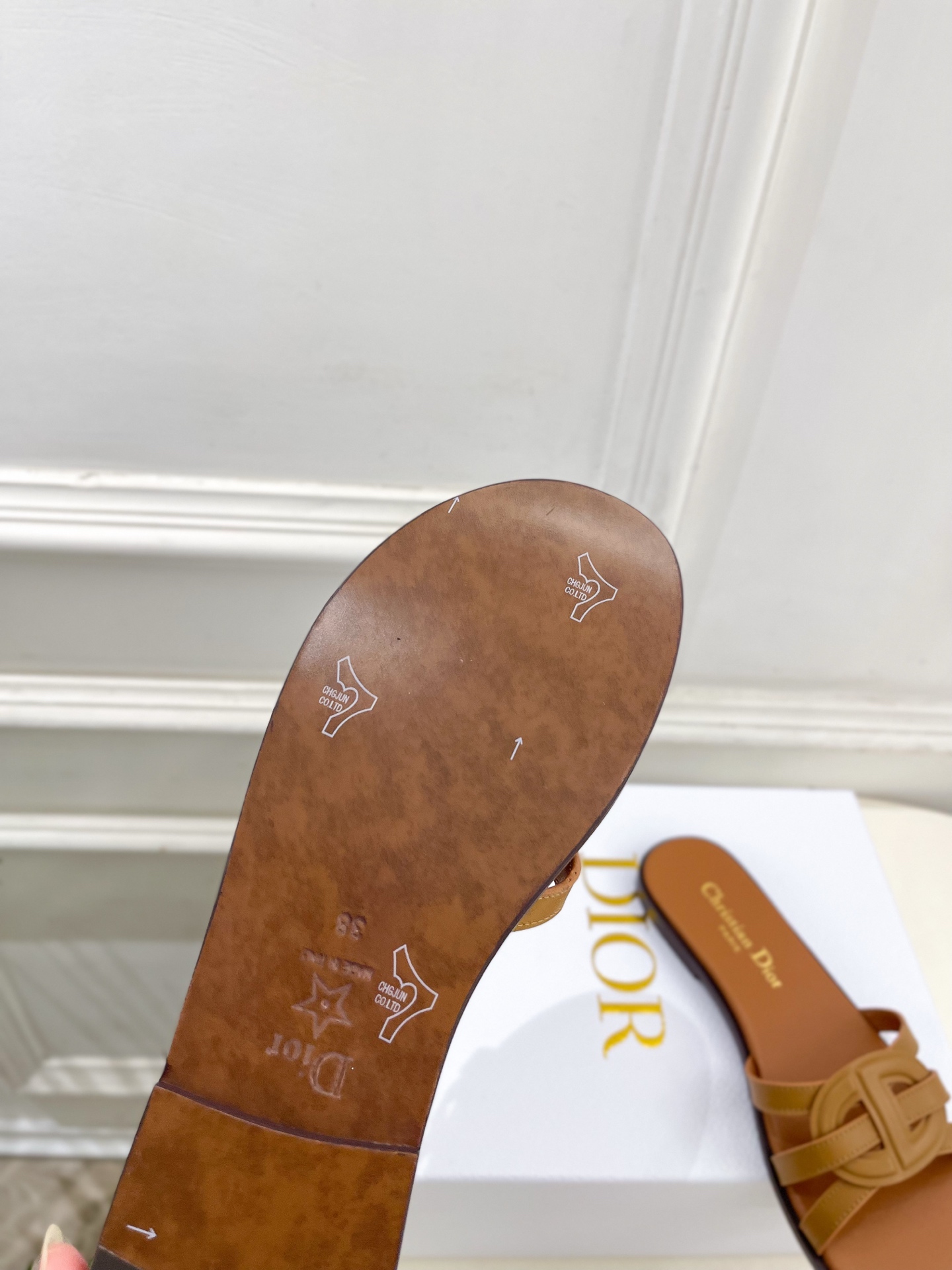 Dior | 迪奥 26𝐬𝐬 🧡💚2026春夏新品 顶级版本⚠️专柜主打新款 经典CD镂空交叉带平底 粗