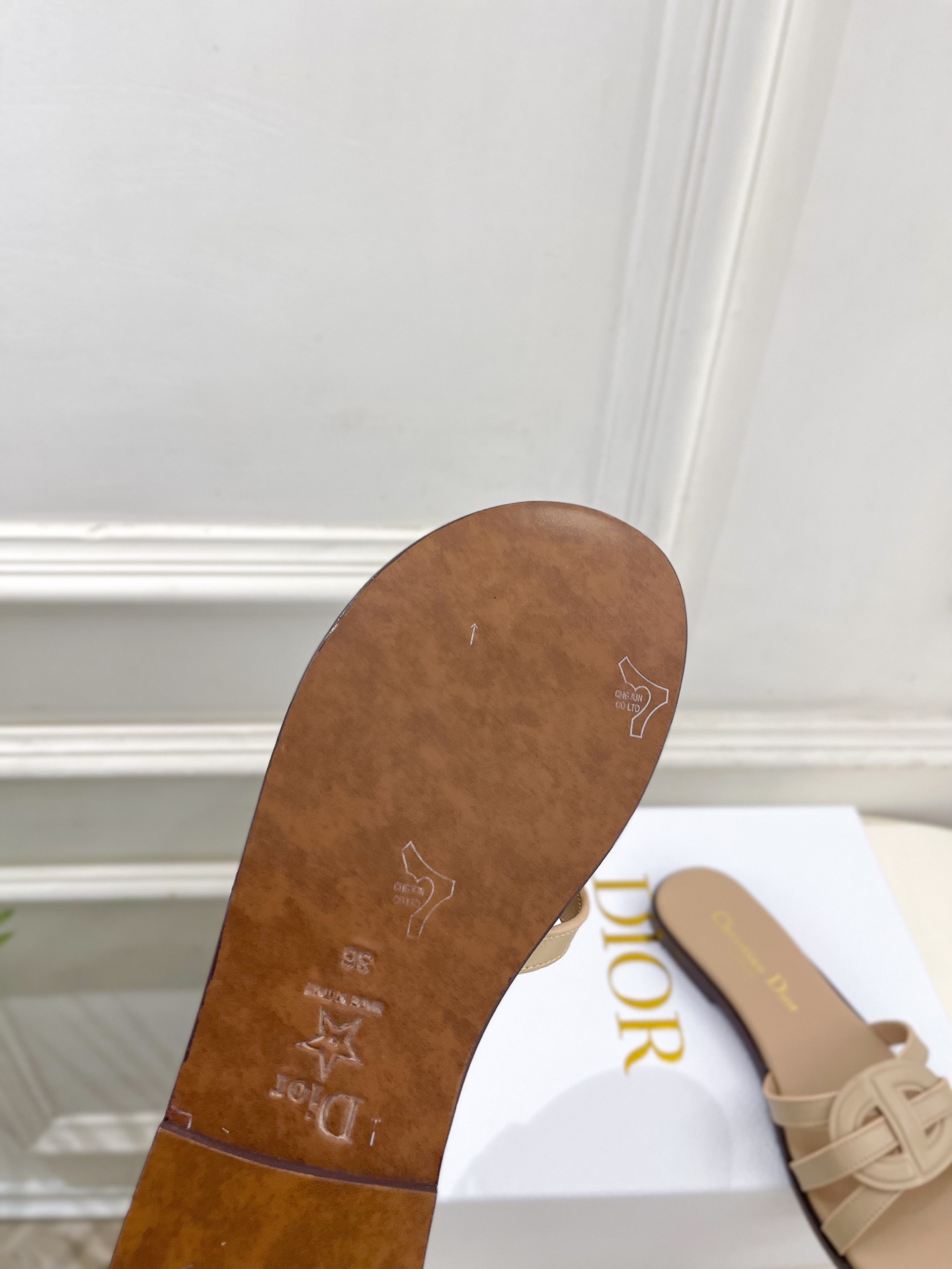 Dior | 迪奥 26𝐬𝐬 🧡💚2026春夏新品 顶级版本⚠️专柜主打新款 经典CD镂空交叉带平底 粗