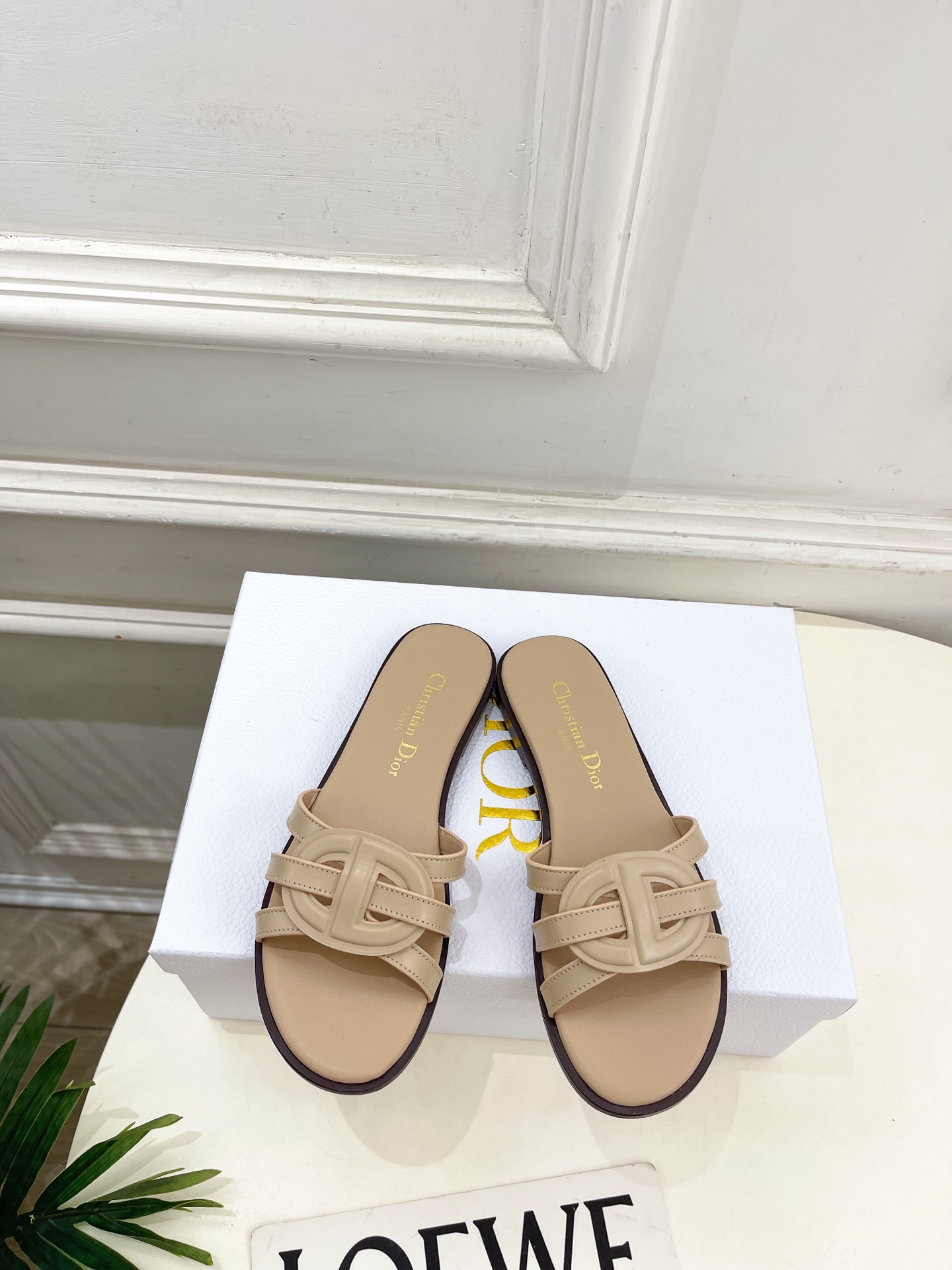 NO:788565,Dior | Dior 26 2026 spring and summer new products, top version, counter's main new style, classic CD hollow cross strap flat bottom, thick heel slippers, new hard goods, BS purchasing level!  Full of high-end feel!  A popular model among bloggers at home and abroad, it’s retro and fashionable, and your feet look stunning!  The official website’s main recommendation★ ━━━━━ t ━━━━━ Original custom-made cowhide for uppers Lining: Imported sheepskin lining Outsole Original imported genuine leather outsole Heel height 1cm/4cm Shoe size: 35-39 (40.41 customization is not returnable) Flat bottom Thick heel  No. 2604017,slippers,dior,dior,slippers,cowhide,sheepskin,Leather soles19860909Dior | 迪奥 26 2026春夏新品 顶级版本 专柜主打新款 经典CD镂空交叉带平底 粗跟拖鞋 硬货上新 BS代购级别！高级感十足！国内外博主刷爆的一款,复古又时髦 上脚美炸了！官网主推款★ ━━━━━ t ━━━━━ 鞋面原版定制牛皮  内里: 进口羊皮里 大底原版进口真皮大底 跟高1cm/4cm 鞋码: 35-39（40.41定制不退换） 平底 粗跟 编号2604017,拖鞋,dior,dior,slippers,cowhide,sheepskin,Leather soles,Women's Shoes