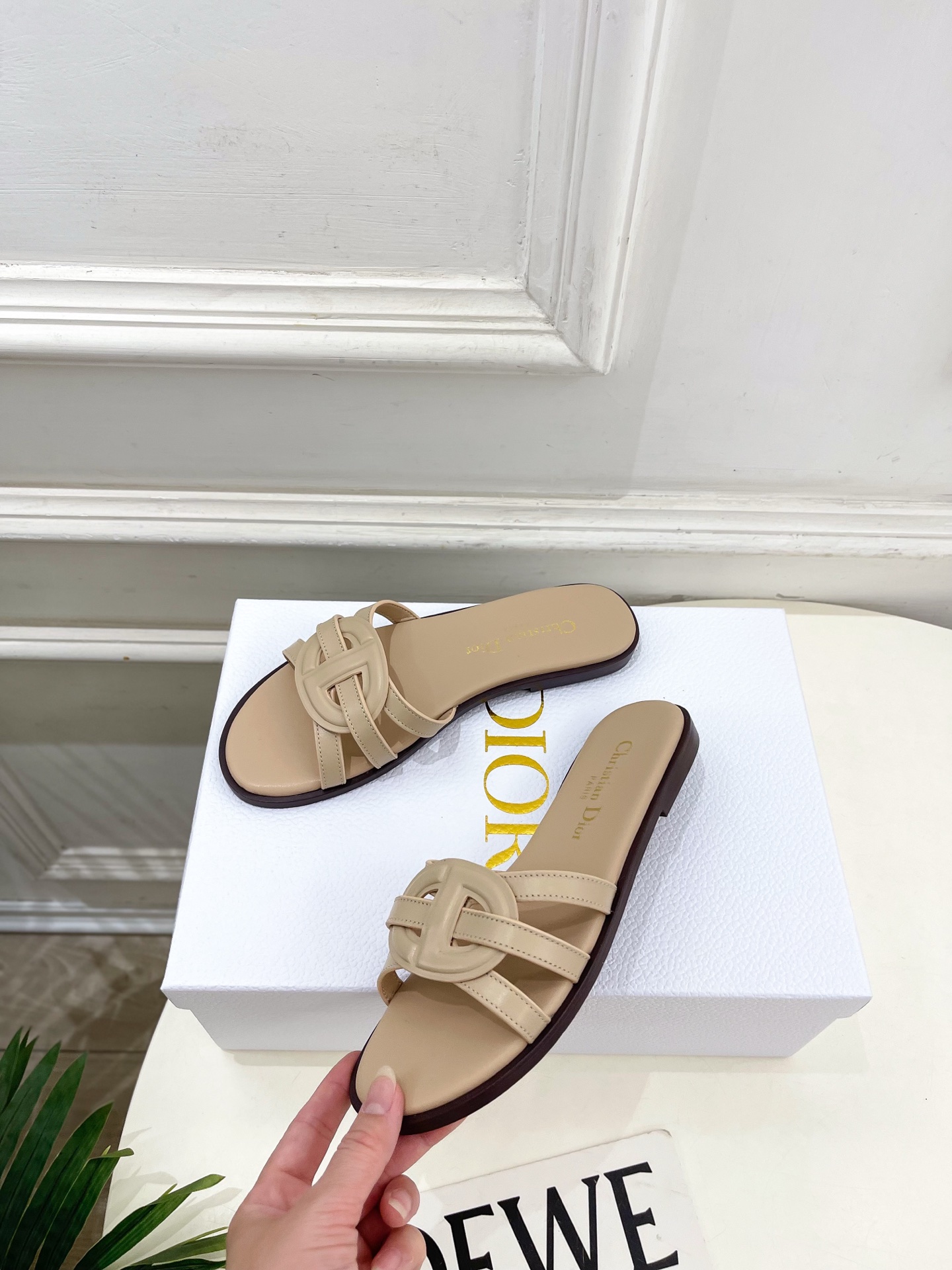 Dior | 迪奥 26𝐬𝐬 🧡💚2026春夏新品 顶级版本⚠️专柜主打新款 经典CD镂空交叉带平底 粗