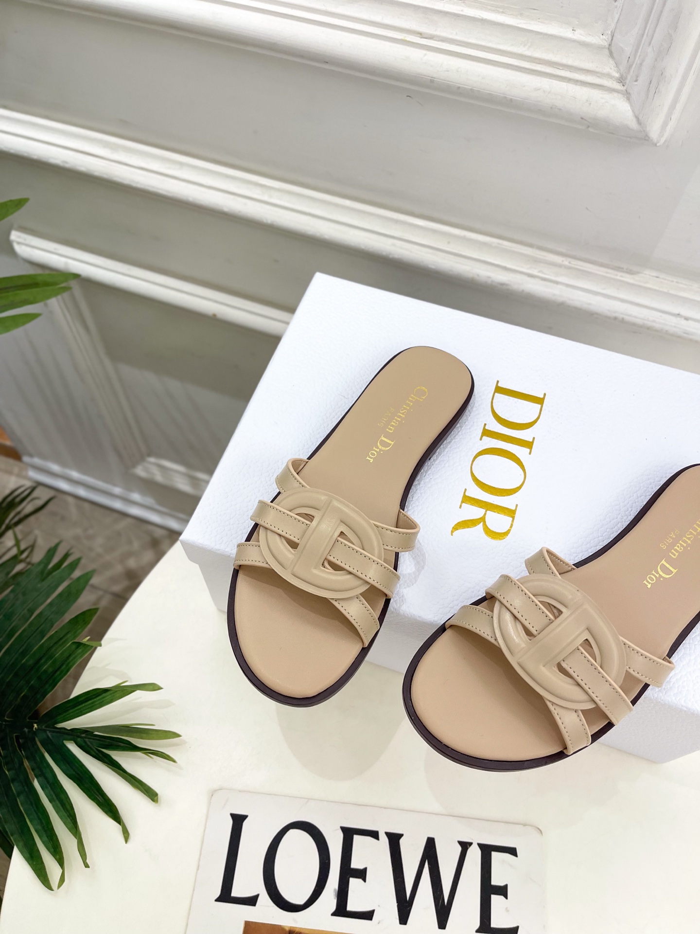 Dior | 迪奥 26𝐬𝐬 🧡💚2026春夏新品 顶级版本⚠️专柜主打新款 经典CD镂空交叉带平底 粗