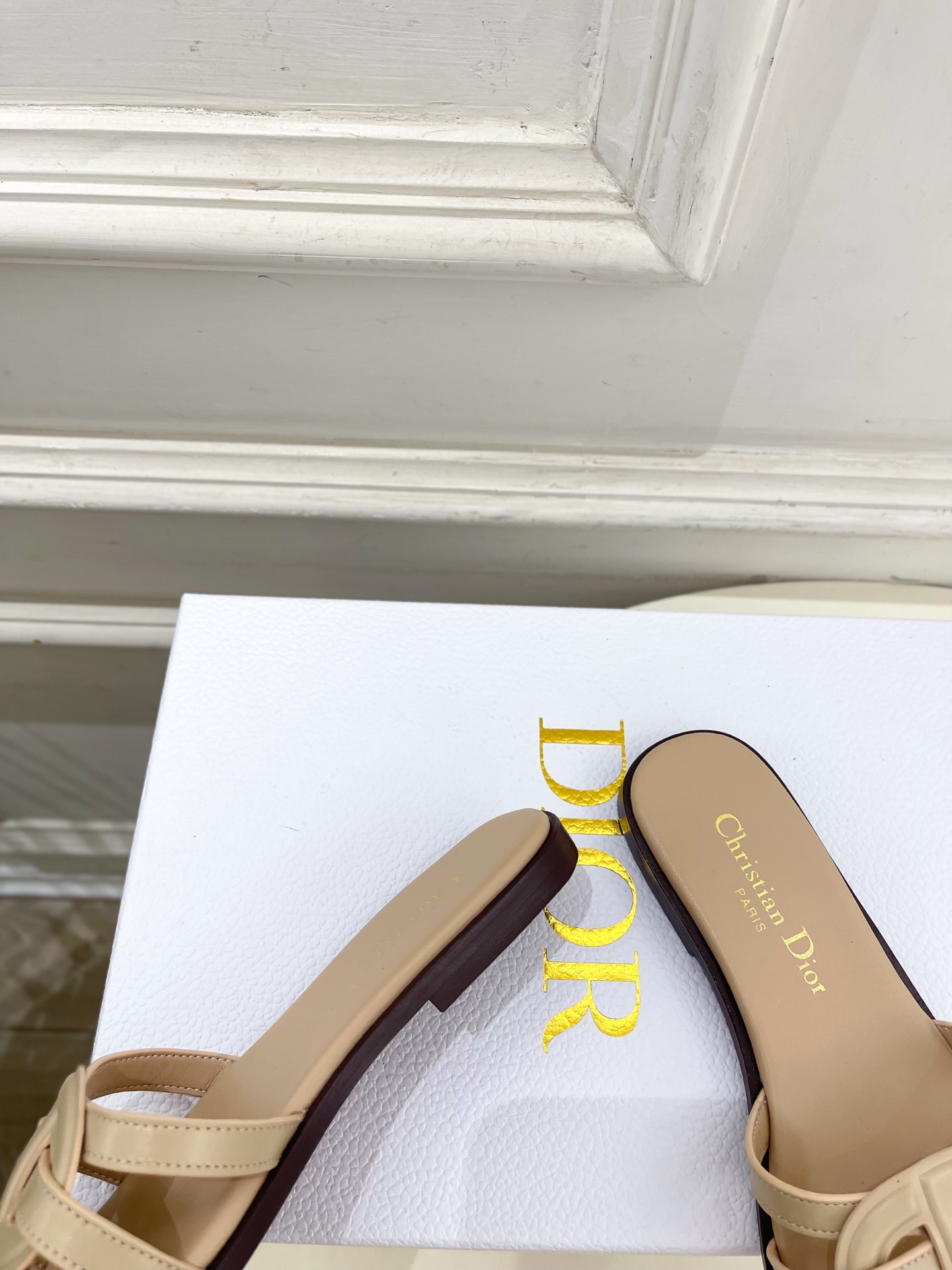 Dior | 迪奥 26𝐬𝐬 🧡💚2026春夏新品 顶级版本⚠️专柜主打新款 经典CD镂空交叉带平底 粗