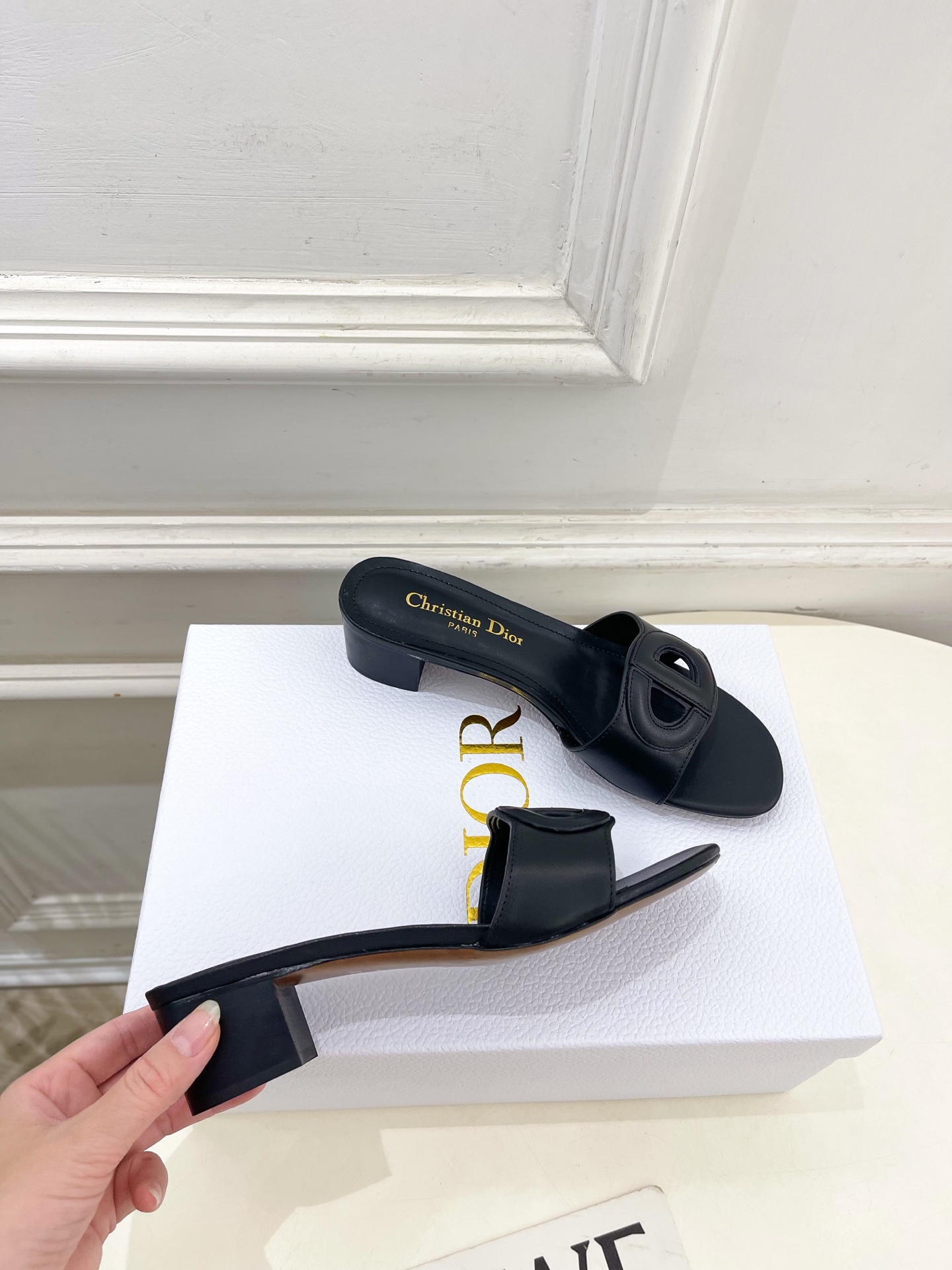 Dior | 迪奥 26𝐬𝐬 🧡💚2026春夏新品 顶级版本⚠️专柜主打新款CD镂空平底 粗跟拖鞋 硬货