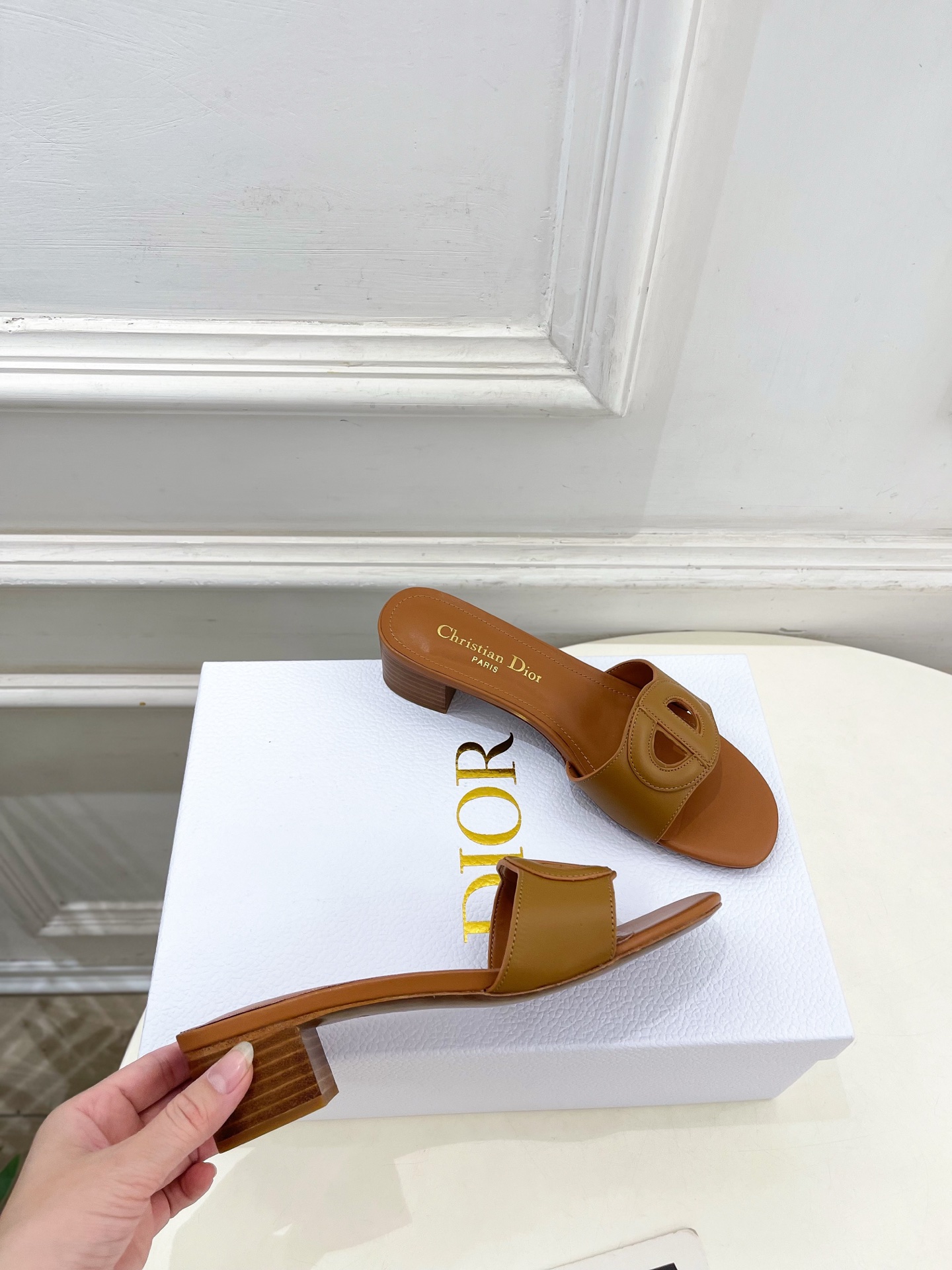 Dior | 迪奥 26𝐬𝐬 🧡💚2026春夏新品 顶级版本⚠️专柜主打新款CD镂空平底 粗跟拖鞋 硬货