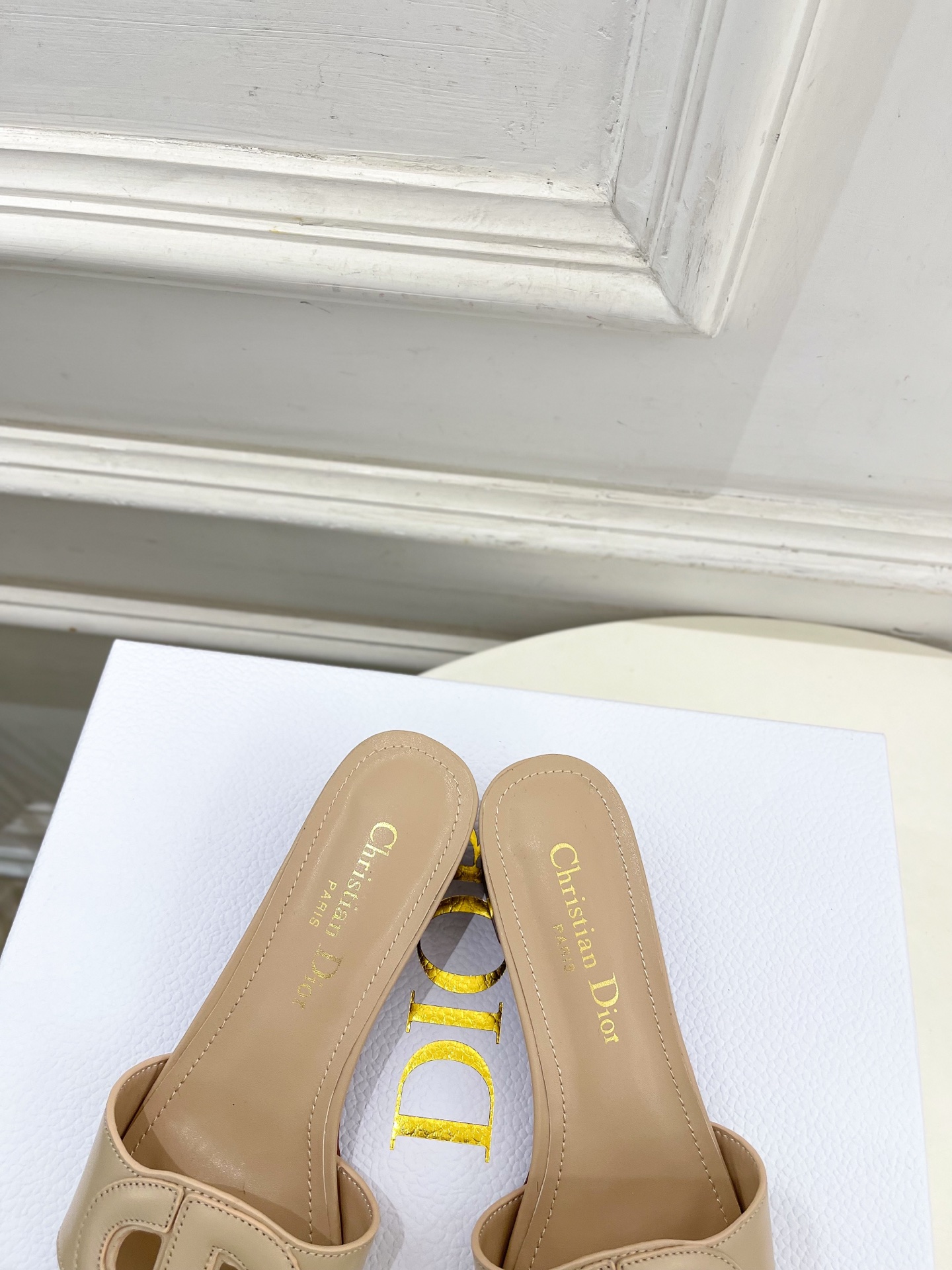 Dior | 迪奥 26𝐬𝐬 🧡💚2026春夏新品 顶级版本⚠️专柜主打新款CD镂空平底 粗跟拖鞋 硬货