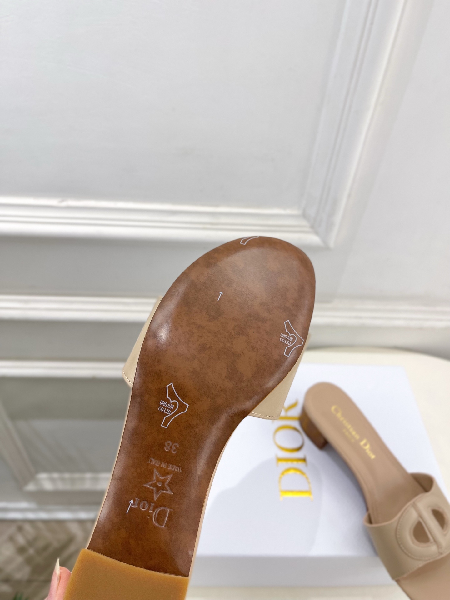 Dior | 迪奥 26𝐬𝐬 🧡💚2026春夏新品 顶级版本⚠️专柜主打新款CD镂空平底 粗跟拖鞋 硬货