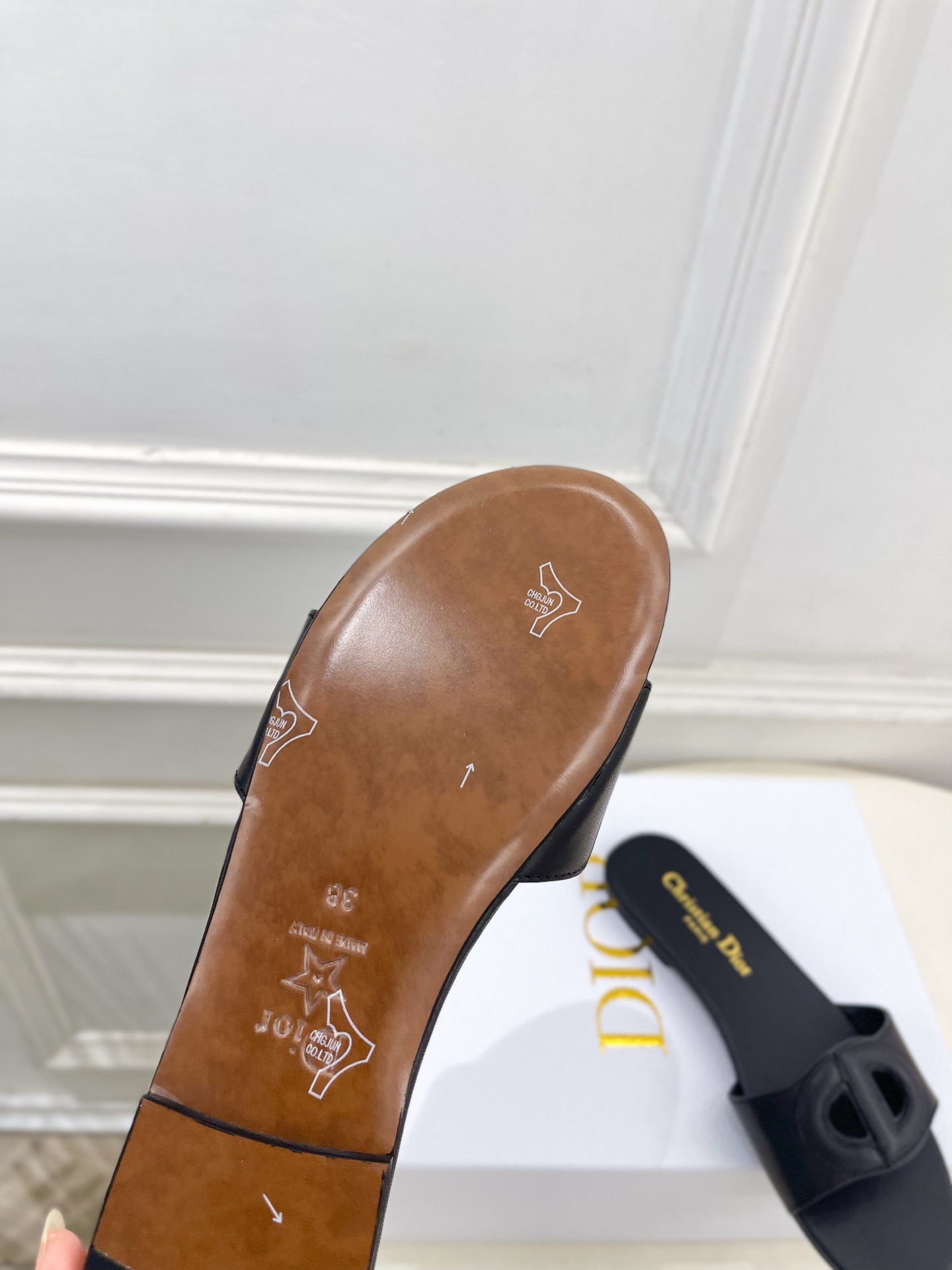 Dior | 迪奥 26𝐬𝐬 🧡💚2026春夏新品 顶级版本⚠️专柜主打新款CD镂空平底 粗跟拖鞋 硬货