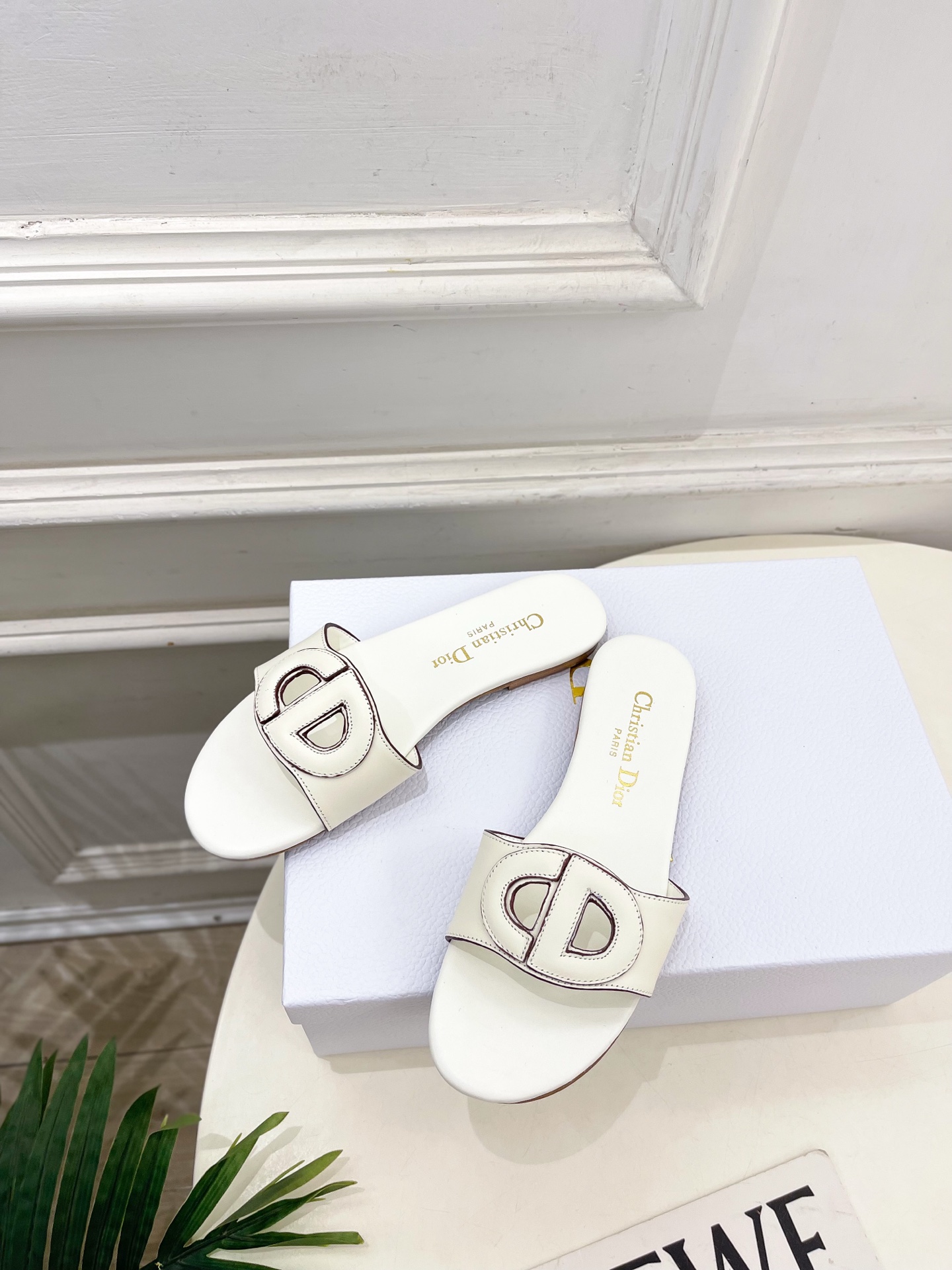 Dior | 迪奥 26𝐬𝐬 🧡💚2026春夏新品 顶级版本⚠️专柜主打新款CD镂空平底 粗跟拖鞋 硬货