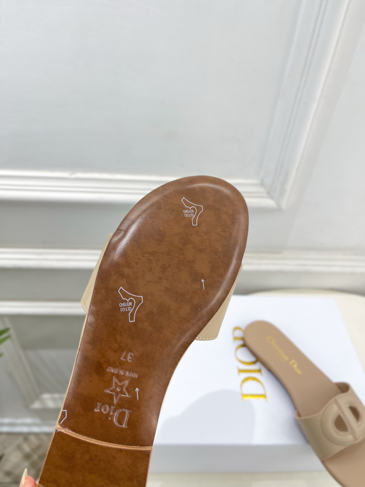 Dior | 迪奥 26𝐬𝐬 🧡💚2026春夏新品 顶级版本⚠️专柜主打新款CD镂空平底 粗跟拖鞋 硬货