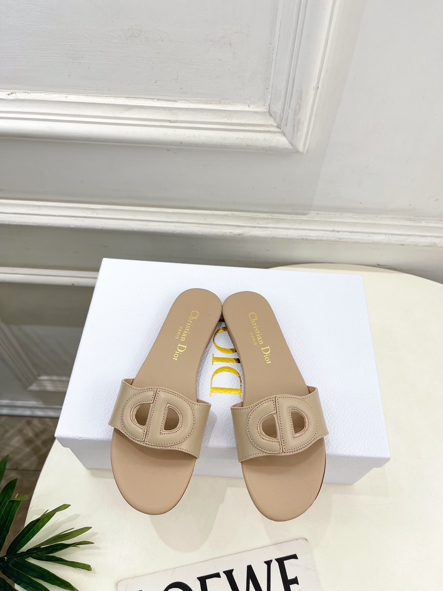 NO:788562,Dior | Dior 26 2026 spring and summer new products, top version, the main product of the counter is the new CD hollow flat bottom, thick heel slippers, new hard goods, BS purchasing level!  Full of high-end feel!  A popular model among bloggers at home and abroad, it’s retro and fashionable, and your feet look stunning!  The official website’s main recommendation★ ━━━━━ t ━━━━━ Original custom-made cowhide for uppers Lining: Imported sheepskin lining Outsole Original imported genuine leather outsole Heel height 1cm/4cm Shoe size: 35-39 (40.41 customization is not returnable) Flat bottom Thick heel  No. 2604017,slippers,dior,dior,slippers,cowhide,sheepskin,Leather soles19860909Dior | 迪奥 26 2026春夏新品 顶级版本 专柜主打新款CD镂空平底 粗跟拖鞋 硬货上新 BS代购级别！高级感十足！国内外博主刷爆的一款,复古又时髦 上脚美炸了！官网主推款★ ━━━━━ t ━━━━━ 鞋面原版定制牛皮  内里: 进口羊皮里 大底原版进口真皮大底 跟高1cm/4cm 鞋码: 35-39（40.41定制不退换） 平底 粗跟 编号2604017,拖鞋,dior,dior,slippers,cowhide,sheepskin,Leather soles,Women's Shoes