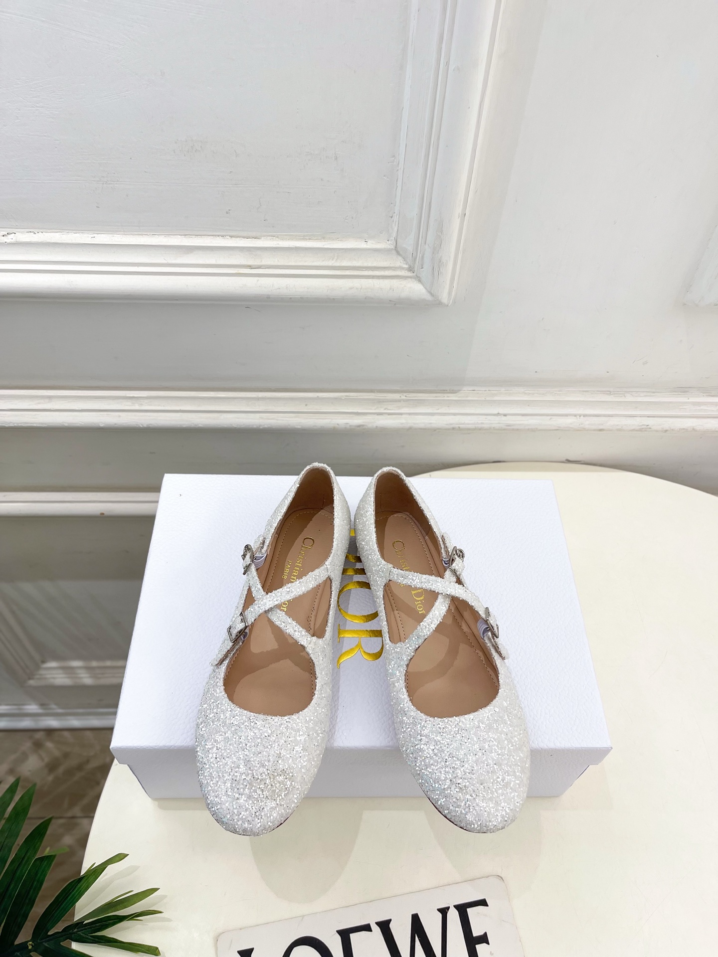 NO:788559,Dior | Dior 26 2026 spring and summer new products, top version, the counter features the new Very Dior cross strap buckle ballet shoes, new hard goods, BS purchasing level!  Full of high-end feel!  A popular model among bloggers at home and abroad, it’s retro and fashionable, and your feet look stunning!  The official website's main recommendation★ ━━━━━ t ━━━━━ Original custom-made cow patent leather upper/Gretel sequins Lining: Imported sheepskin lining Outsole Original imported genuine leather outsole High flat heel Shoe size: 35-39 (40.41 customization is not returnable)  No. 2604017, ballet shoes, dior, dior, sheepskin, Leather soles19860909Dior | 迪奥 26 2026春夏新品 顶级版本 专柜主打新款Very Dior 交叉带搭扣芭蕾鞋 硬货上新 BS代购级别！高级感十足！国内外博主刷爆的一款,复古又时髦 上脚美炸了！官网主推款★ ━━━━━ t ━━━━━ 鞋面原版定制牛漆皮/格丽特亮片  内里: 进口羊皮里 大底原版进口真皮大底 跟高平底 鞋码: 35-39（40.41定制不退换） 编号2604017,芭蕾舞鞋,dior,dior,sheepskin,Leather soles,Women's Shoes