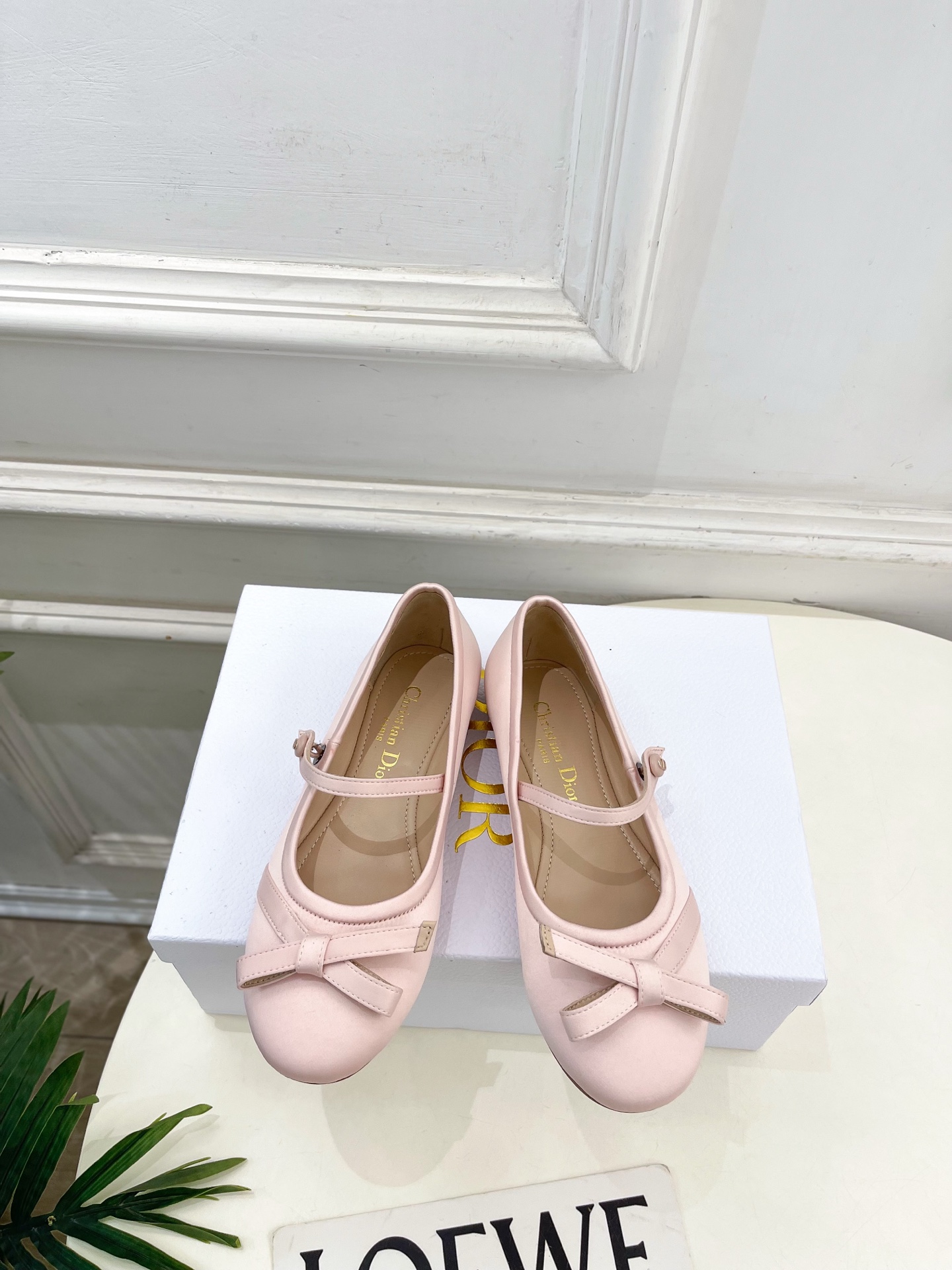 NO:788556,Dior | Dior 26 2026 spring and summer new products, top version, the main new model at the counter, CD bow Mary Jane ballet shoes, new hard goods, BS purchasing level!  Full of high-end feel!  A popular model among bloggers at home and abroad, it’s retro and fashionable, and your feet look stunning!  Official website main recommendation★ ━━━━━ t ━━━━━ Upper original customized lambskin/silk lining: imported sheepskin lining outsole original imported leather outsole high flat heel Shoe size: 35-39 (40.41 customized non-refundable) No. 2604017, ballet shoes, dior, dior, mary  jane,sheepskin,real silk,Leather soles19860909Dior | 迪奥 26 2026春夏新品 顶级版本 专柜主打新款 CD蝴蝶结玛丽珍芭蕾鞋 硬货上新 BS代购级别！高级感十足！国内外博主刷爆的一款,复古又时髦 上脚美炸了！官网主推款★ ━━━━━ t ━━━━━ 鞋面原版定制小羊皮/真丝  内里: 进口羊皮里 大底原版进口真皮大底 跟高平底 鞋码: 35-39（40.41定制不退换） 编号2604017,芭蕾舞鞋,dior,dior,mary jane,sheepskin,real silk,Leather soles,Women's Shoes