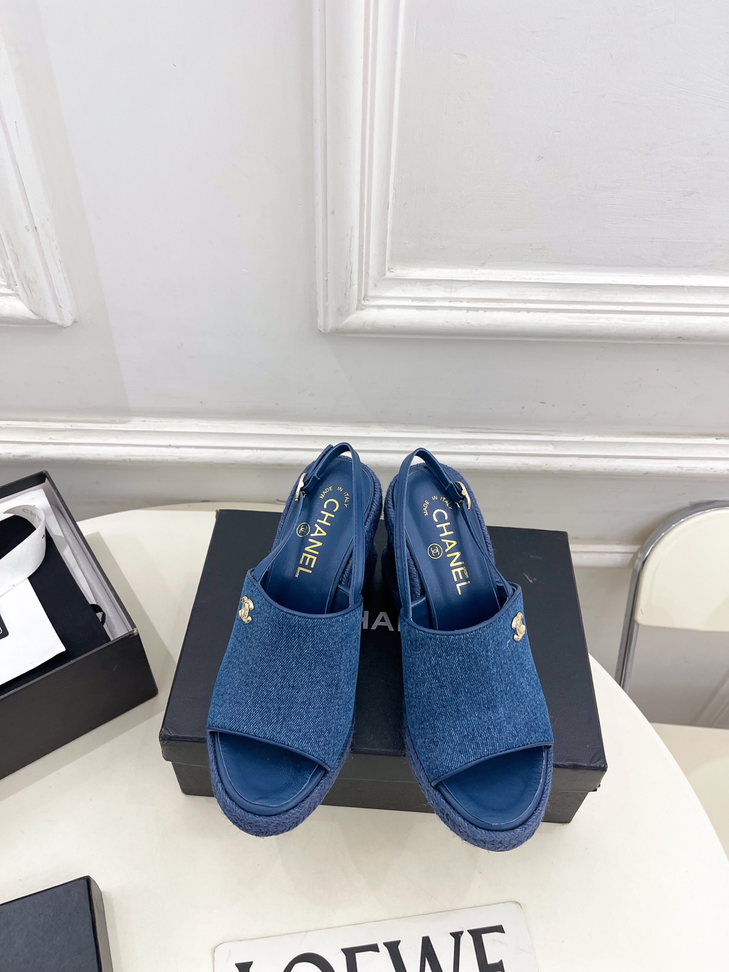 NO:788553,| Xiaoxiang 26 2026 spring and summer new products, classic catwalk style in the counter, Xiaoxiang double C hemp rope bottom wedge sandals are new in the series. The absolute best in the BS fashion circle. The matching will interpret the meticulous, minimalist and classic elements that will never fade away. It will show a unique dressing style that is too beautiful to say. A must-have style in summer... ━━━━━ t ━━━━━  Highly customized upper with original custom fabric, lining with imported silk sheepskin lining, outsole with original Italian leather outsole, heel height 10.5cm/front platform 2cm, shoe size: 35-39 (40.41 customized, non-refundable) No. 2604043, high heels sandals, sandals, high heels, sheepskin, Leather soles19860909| 小香 26 2026春夏新品 专柜经典走秀款 小香双C麻绳底坡跟凉鞋 系列上新 BS时尚圈的绝绝子 搭配将演绎着细致 极简 永不褪去的经典元素 展现与众不同的穿搭风格美到无话可说 夏季必入款…… ━━━━━ t ━━━━━ 鞋面高定制原版定制布料 内里进口丝绸羊皮里 大底原版意大利真皮大底 跟高10.5cm/前水台2cm  鞋码: 35-39（40.41定制不退换）  编号2604043,高跟鞋凉鞋,sandals,high heels,sheepskin,Leather soles,Women's Shoes