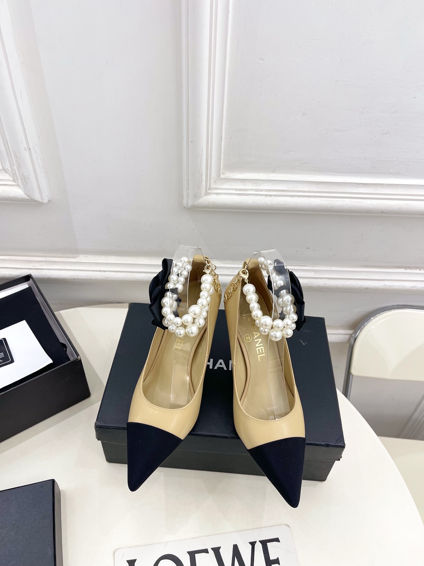 NO:788551,| Xiaoxiang 26 2026 spring and summer new products, classic catwalk models in the counter, Xiaoxiang Double C Camellia Pearl Necklace, Color-blocked Pointed Toe High Heels, New Collection. The absolute best in the BS fashion circle. The matching will interpret the meticulous, minimalist and never-fading classic elements, showing a unique dressing style that is too beautiful to say. A must-have for summer... ━━━━━ t  ━━━━━ Upper highly customized original lambskin, lining imported silk sheepskin, outsole original Italian leather outsole, heel height 8cm, shoe size: 35-39 (40.41 customized, non-returnable) No. 2604043, high heels sandals, sandals, high heels, necklace, sheepskin, Leather soles19860909| 小香 26 2026春夏新品 专柜经典走秀款 小香双C山茶花珍珠项链拼色尖头高跟鞋 系列上新 BS时尚圈的绝绝子 搭配将演绎着细致 极简 永不褪去的经典元素 展现与众不同的穿搭风格美到无话可说 夏季必入款…… ━━━━━ t ━━━━━ 鞋面高定制原版小羊皮 内里进口丝绸羊皮里 大底原版意大利真皮大底 跟高8cm  鞋码: 35-39（40.41定制不退换）  编号2604043,高跟鞋凉鞋,sandals,high heels,necklace,sheepskin,Leather soles,Women's Shoes