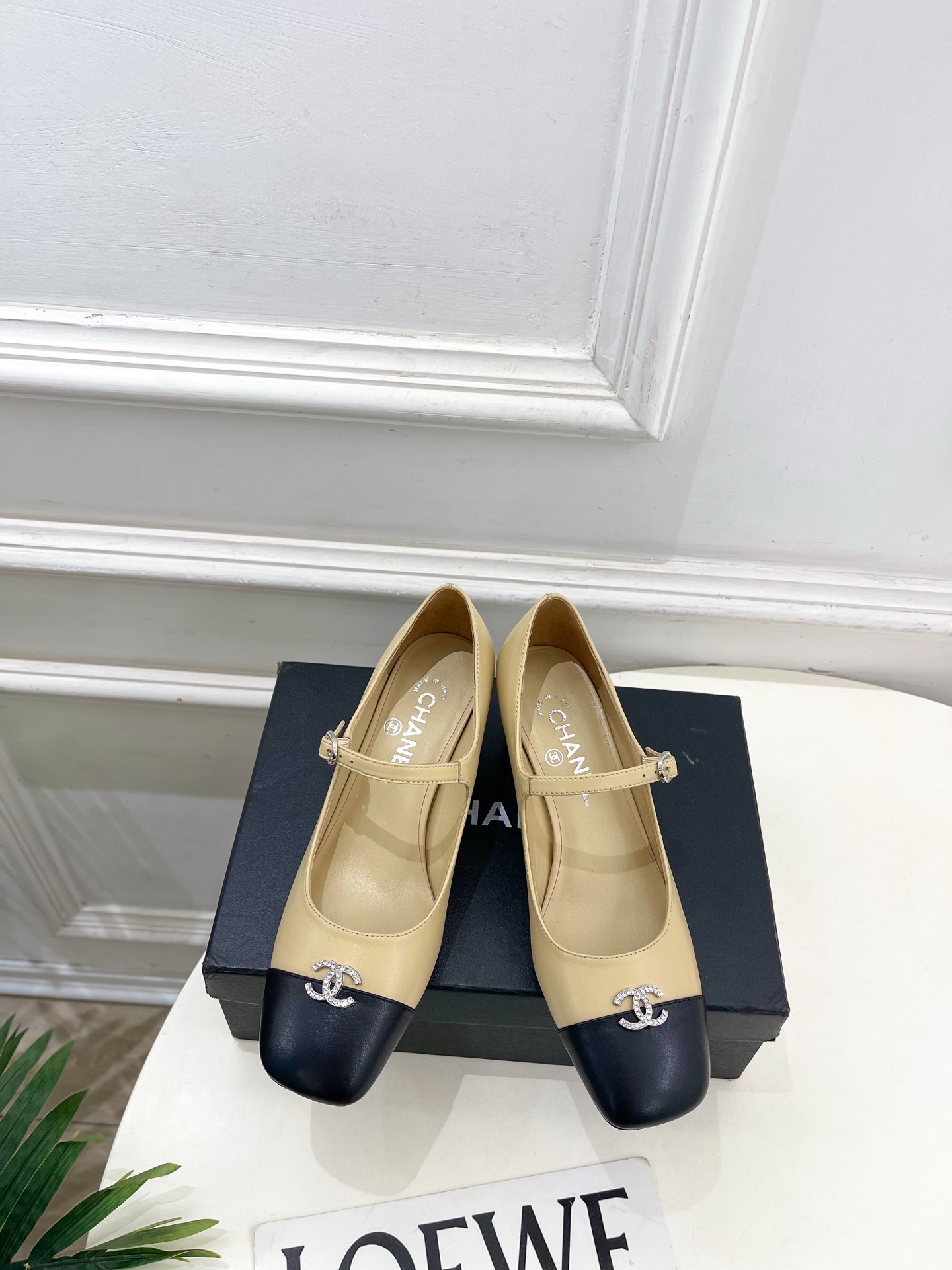 NO:788548,| Xiaoxiang 26 2026 spring and summer new products, classic catwalk models in the counter, small perfume diamond double C square toe thick heel Mary Jane shoes, new series, a must-have in the BS fashion circle, the matching will interpret the meticulous, minimalist, classic elements that will never fade away, showing a unique dressing style that is too beautiful to say, a must-have in summer... ━━━━━ t ━━━━━  Highly customized original lambskin upper, imported silk sheepskin lining, outsole, original Italian leather outsole, 5cm heel height, shoe size: 35-39 (40.41 customized, non-returnable) No. 2604043, single shoes, mary jane, sheepskin, Leather soles19860909| 小香 26 2026春夏新品 专柜经典走秀款 小香水钻双C方头粗跟玛丽珍鞋 系列上新 BS时尚圈的绝绝子 搭配将演绎着细致 极简 永不褪去的经典元素 展现与众不同的穿搭风格美到无话可说 夏季必入款…… ━━━━━ t ━━━━━ 鞋面高定制原版小羊皮 内里进口丝绸羊皮里 大底原版意大利真皮大底 跟高5cm 鞋码: 35-39（40.41定制不退换）  编号2604043,单鞋,mary jane,sheepskin,Leather soles,Women's Shoes