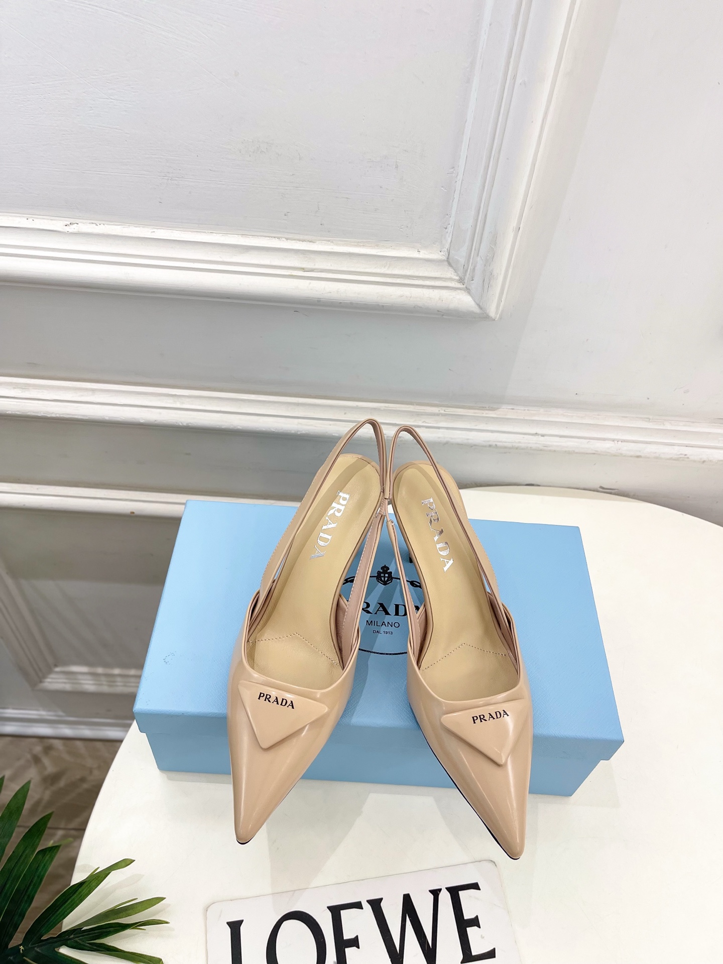 NO:788545,PRADA 26 2026 spring and summer new products, counter catwalk style, classic triangular pointed toe high-heeled shoes series, original high-customized open edge beads on the upper, imported water-dyed sheepskin lining, original Italian leather outsole, 7.5cm heel height, shoe size: 35-39 (34.40.41.42. Customized, non-refundable) No. 2604008, sandals, prada, prada, sandals, high  heels,sheepskin,leather soles19860909PRADA 普拉达 26 2026春夏新品 专柜走秀款 经典三角标尖头后空高跟鞋 系列 鞋面原版高定制开边珠 内里进口水染羊皮 大底原版意大利真皮大底 跟高7.5cm 鞋码:35-39（34.40.41.42.定做不退换） 编号2604008,凉鞋,prada,prada,sandals,high heels,sheepskin,Leather soles,Women's Shoes