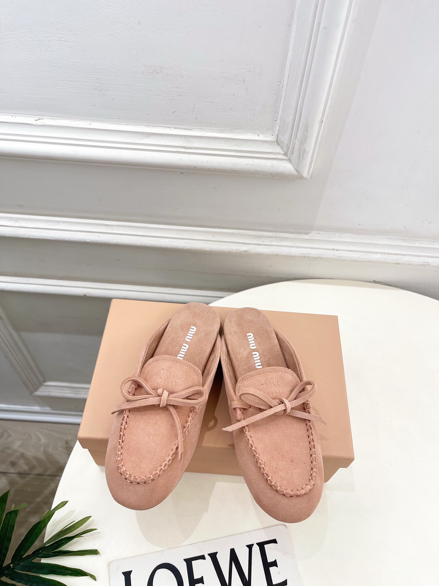NO:788542,Miu Miu | Miu Miu 26 The counter features the latest styles, 2026 spring and summer new products, bow casual suede half slippers and loafers, hot new arrival!  BS Miaojia's high-end products, top-notch craftsmanship to create exquisite quality, unparalleled comfort, it is definitely a love at first sight!  Fashionable and versatile, a must-have for everyone!  T  No. 2604045, loafers and half slippers, miumiu, loafers, slippers, sheepskin, chamois leather19860909Miu Miu | 缪缪 26 专柜主打最新秀款 2026春夏新品 蝴蝶结休闲麂皮半拖鞋 乐福鞋 火爆上新！ BS缪家高货 顶级工艺打造精品质感 无敌舒适 绝对是一见钟情款！时尚百搭,人手必备！ ━━━━━ t ━━━━━ 鞋面原版特定制麂皮  内里: 进口羊皮里 大底原版开模防滑大底 跟高平底 鞋码: 35-39(40.41定制不退换）  半拖 单鞋 编号2604045,乐福鞋半拖,miumiu,loafers,slippers,sheepskin,chamois leather,Women's Shoes