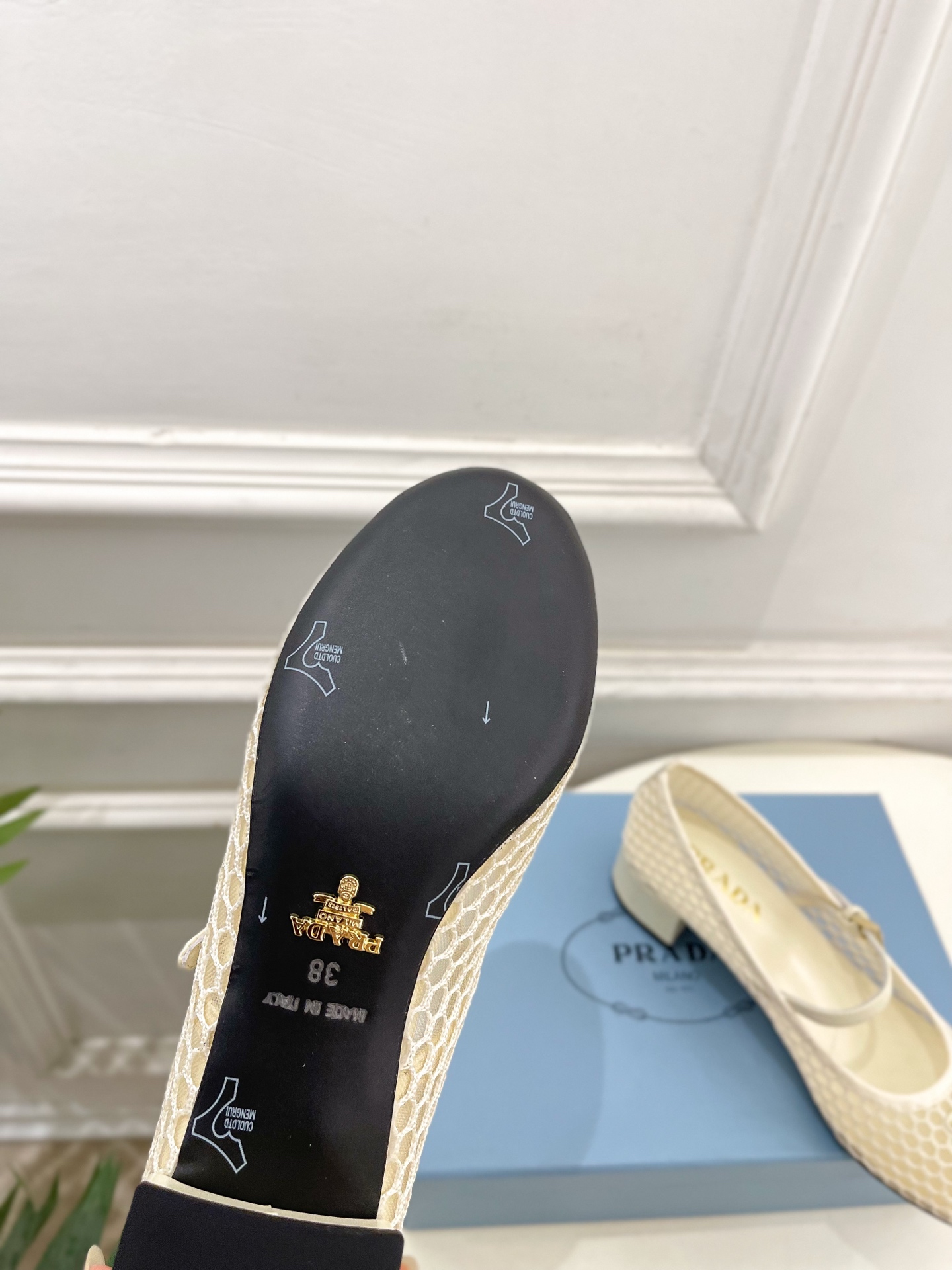 Prada Style Leather Women's Shoes style reference detail image 9 from source 784781