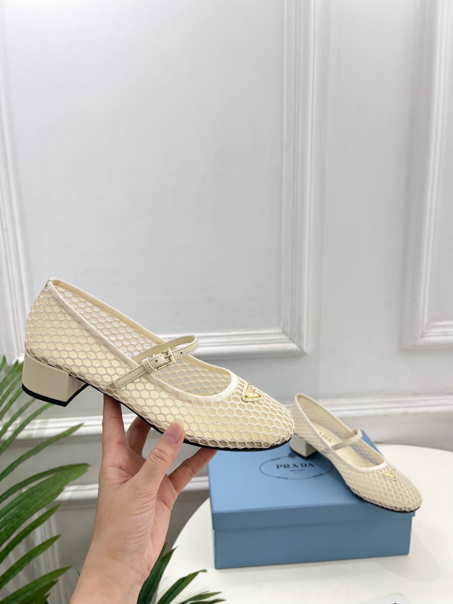 Prada Style Leather Women's Shoes style reference detail image 5 from source 784781