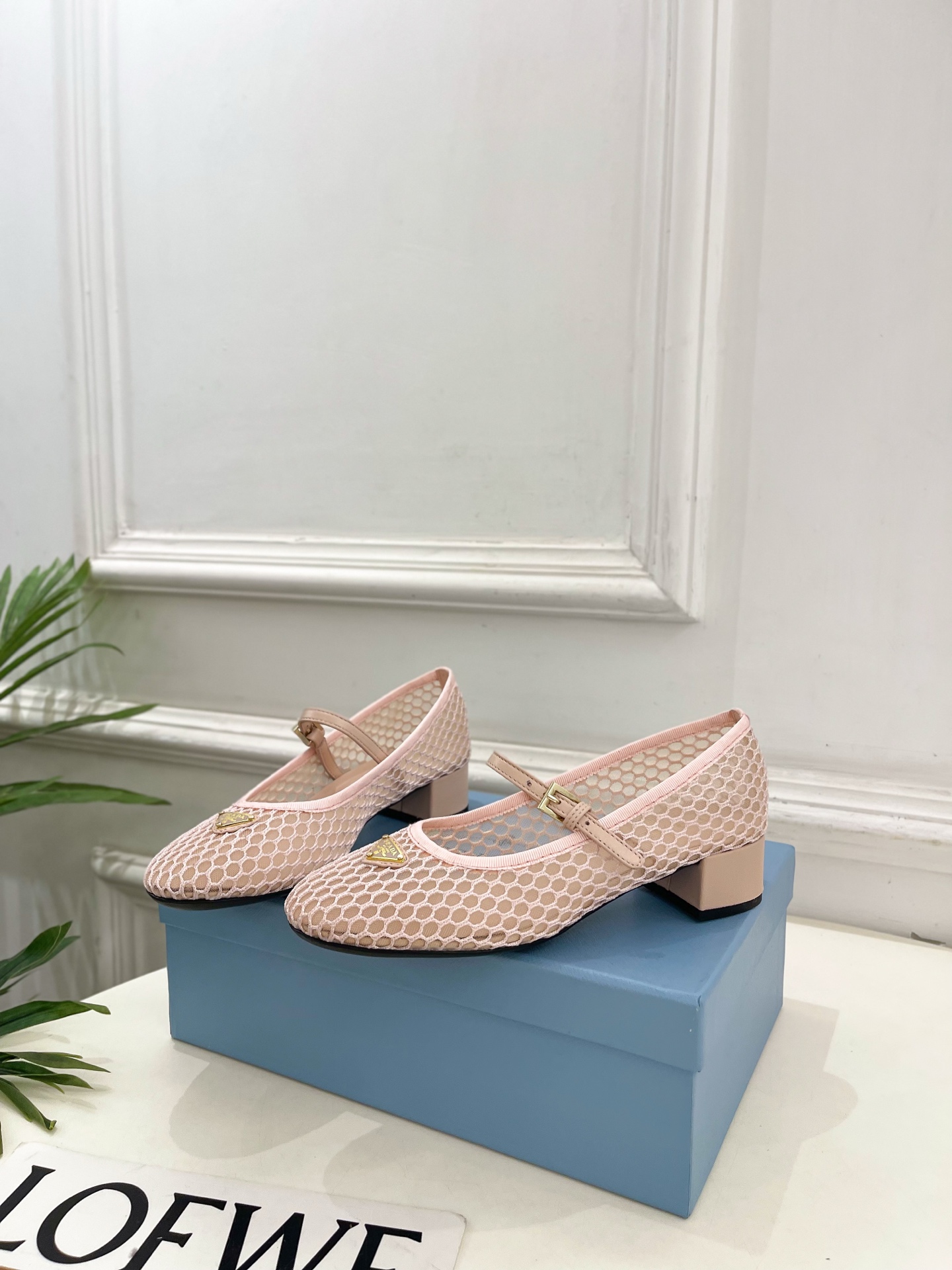 Prada Style Leather Women's Shoes style reference detail image 3 from source 784782