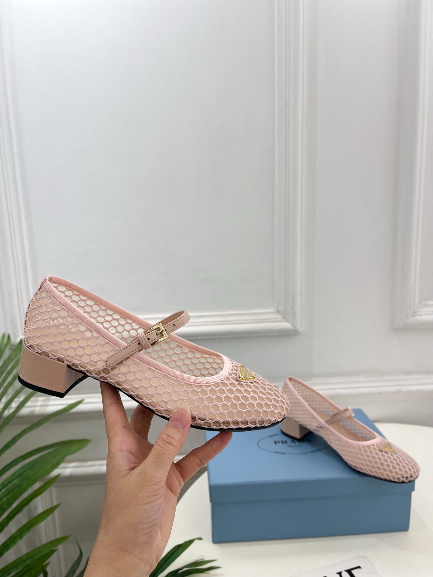Prada Style Leather Women's Shoes style reference detail image 5 from source 784782