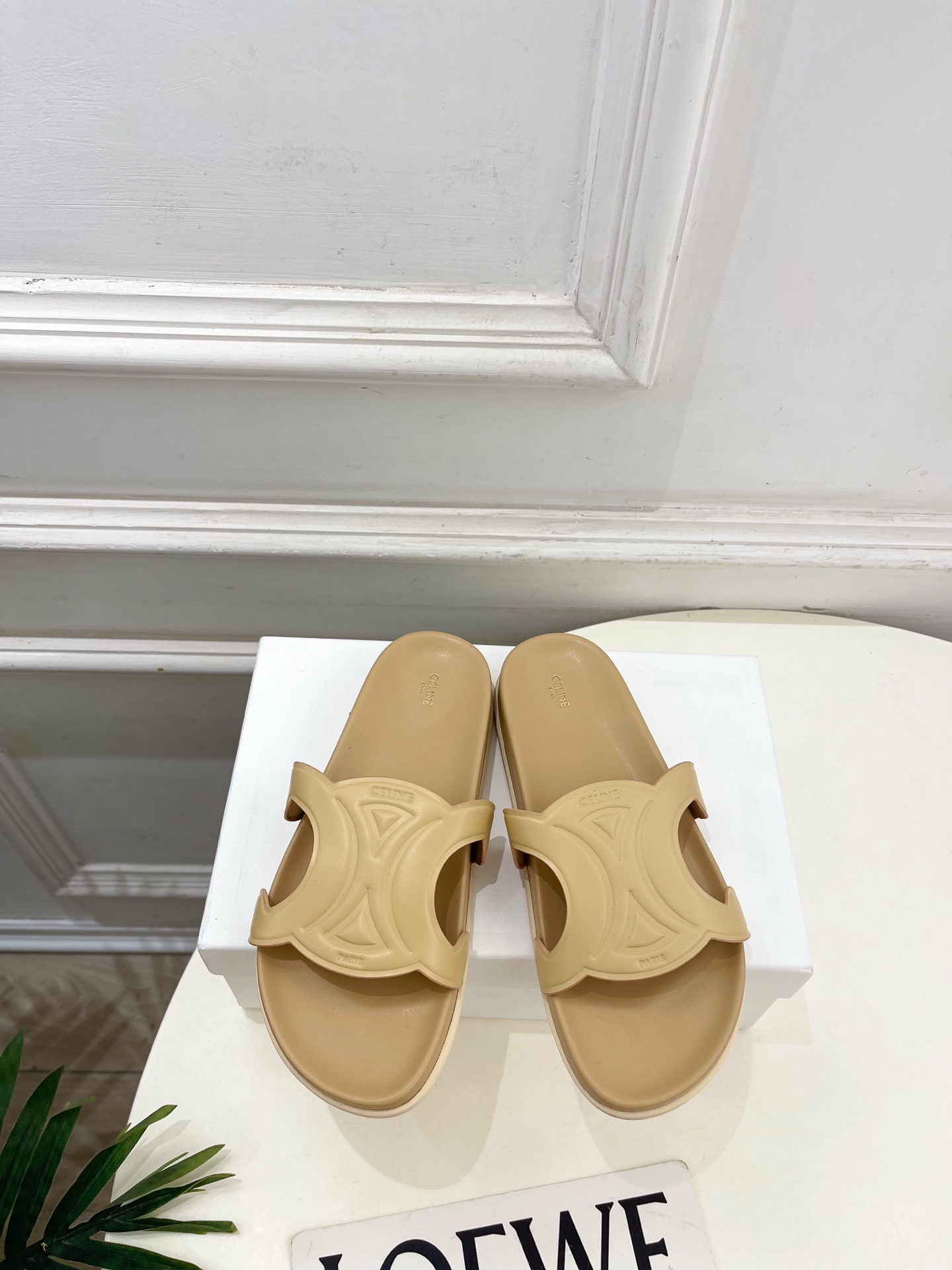 NO:782938,CELINE | Celine 26 2026 spring and summer latest hot style Arc de Triomphe casual lazy slippers new series!  Celine this season of BS is really cool and unique. You must buy a pair of celing slippers this year. They are retro style classics. They are super versatile, simple and elegant. They can be matched with skirts and trousers at will. The perfect look shows off its brand atmosphere.  Outsole Original molded custom anti-slip outsole Shoe size: 35-39 (40.41 customized non-returnable) No. 2604045, slippers, celine, celine, slippers, skirts, sheepskin19860909CELINE | 赛琳 26 2026春夏最新爆款 凯旋门休闲懒人拖鞋 系列上新！ BS这一季的赛琳真的是开了挂、太有特色了  今年必须要入手一双celing 拖鞋 ,复古风经典款 超级百搭 简单大气 无论裙装裤装都能随意搭配 妥妥的颜霸 无不彰显它的品牌气息. ━━━━━ t ━━━━━ 鞋面原版高定制皮面 内里进口山羊皮里 大底原版开模定制防滑大底 鞋码: 35-39（40.41定制不退换） 编号2604045,拖鞋,celine,celine,slippers,skirts,sheepskin,Women's Shoes