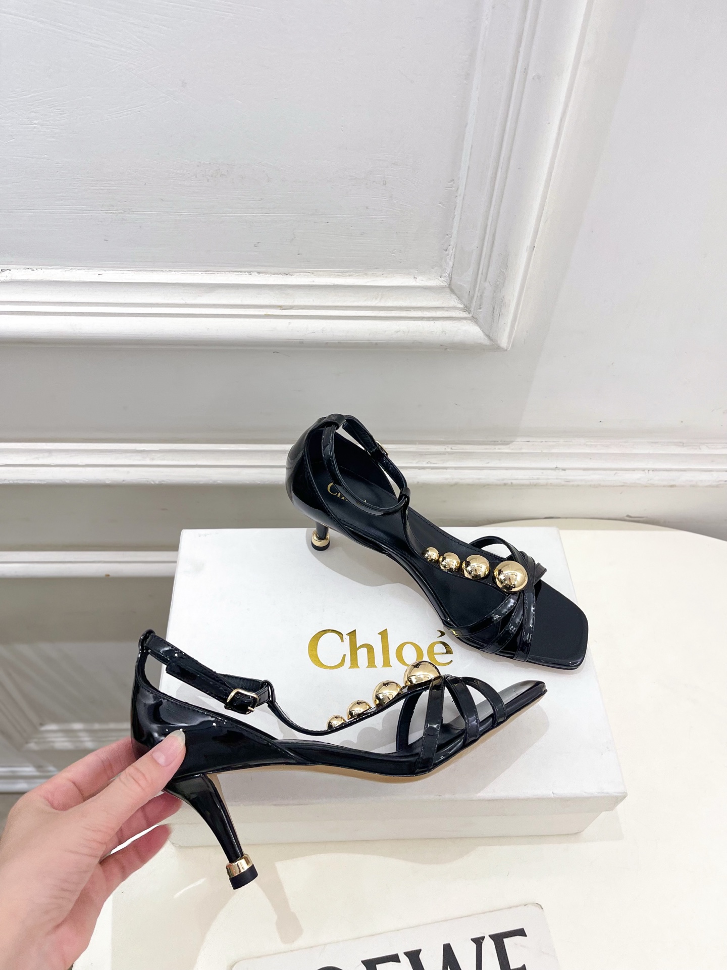 Chloé  |  克洛伊  26𝐬𝐬 ⭐️今日推荐 2026春夏新品 T字带漆皮鉚钉凉鞋 上新🆕❥ B