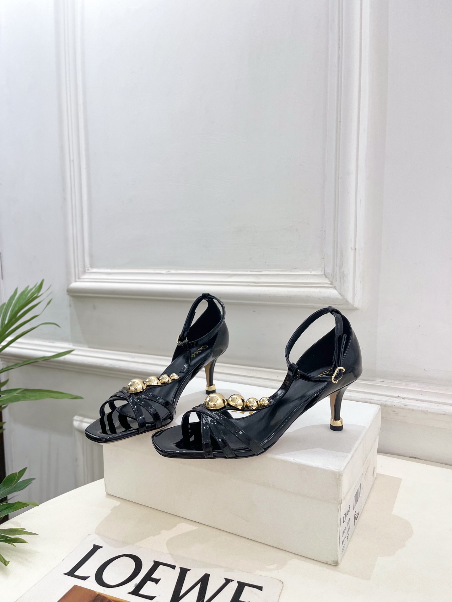 Chloé  |  克洛伊  26𝐬𝐬 ⭐️今日推荐 2026春夏新品 T字带漆皮鉚钉凉鞋 上新🆕❥ B