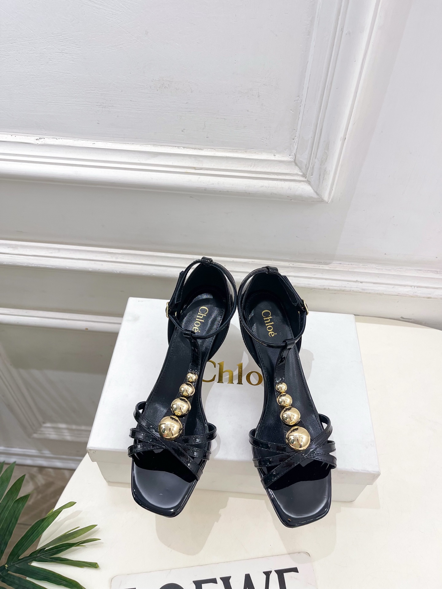 Chloé  |  克洛伊  26𝐬𝐬 ⭐️今日推荐 2026春夏新品 T字带漆皮鉚钉凉鞋 上新🆕❥ B