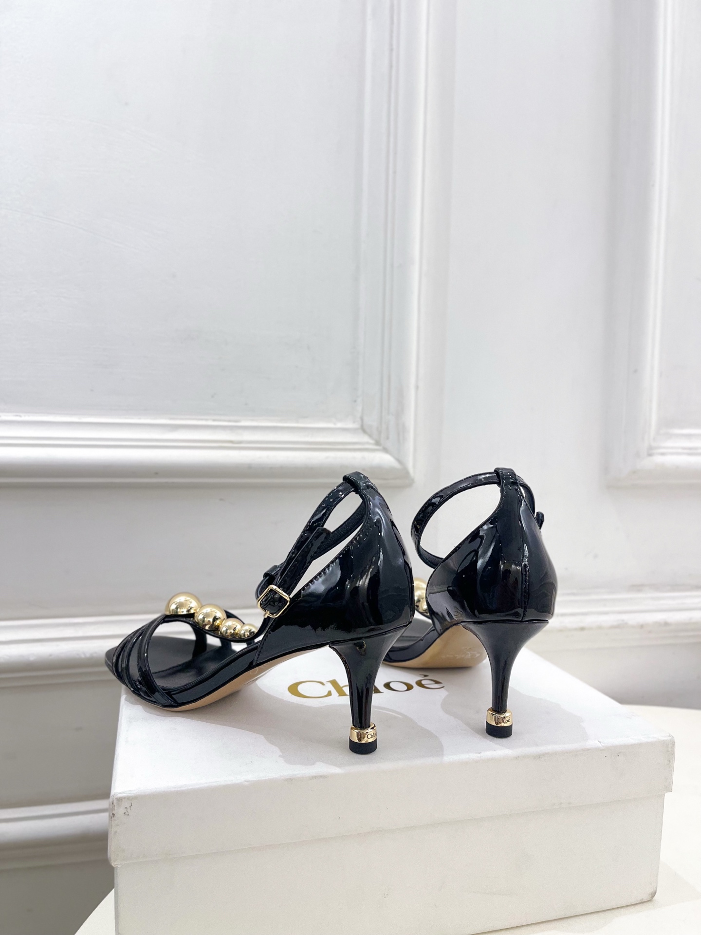 Chloé  |  克洛伊  26𝐬𝐬 ⭐️今日推荐 2026春夏新品 T字带漆皮鉚钉凉鞋 上新🆕❥ B