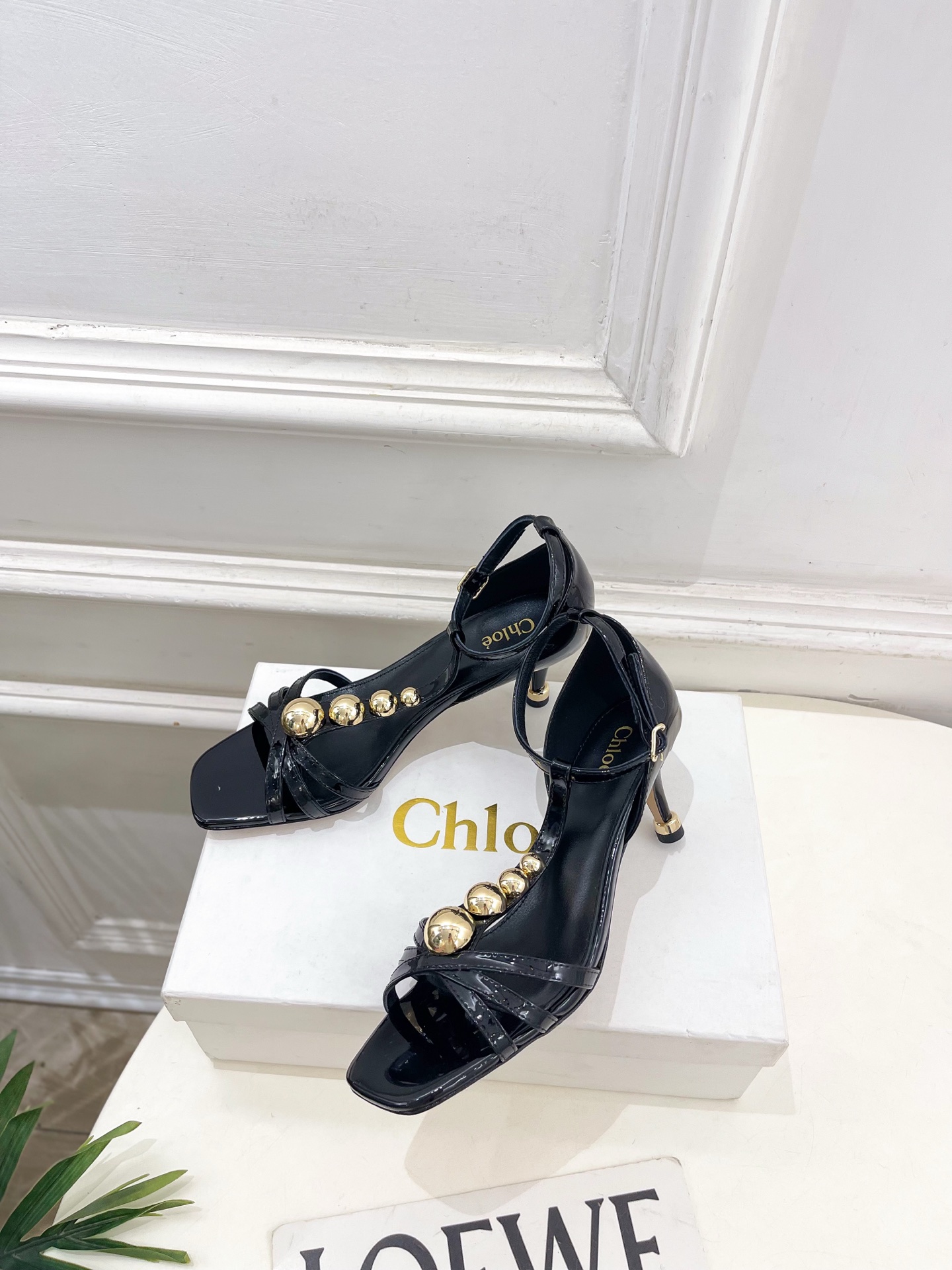 Chloé  |  克洛伊  26𝐬𝐬 ⭐️今日推荐 2026春夏新品 T字带漆皮鉚钉凉鞋 上新🆕❥ B