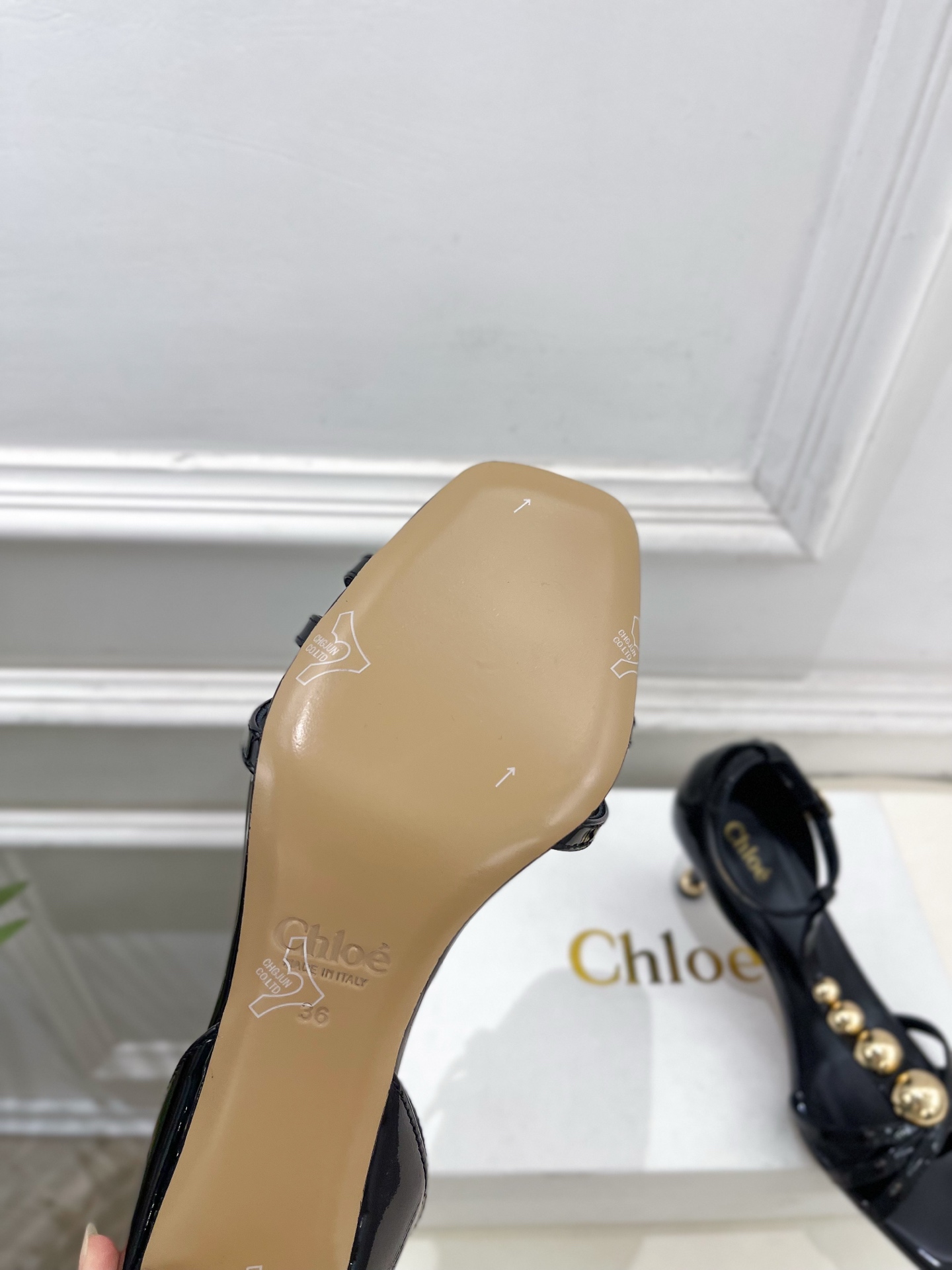 Chloé  |  克洛伊  26𝐬𝐬 ⭐️今日推荐 2026春夏新品 T字带漆皮鉚钉凉鞋 上新🆕❥ B
