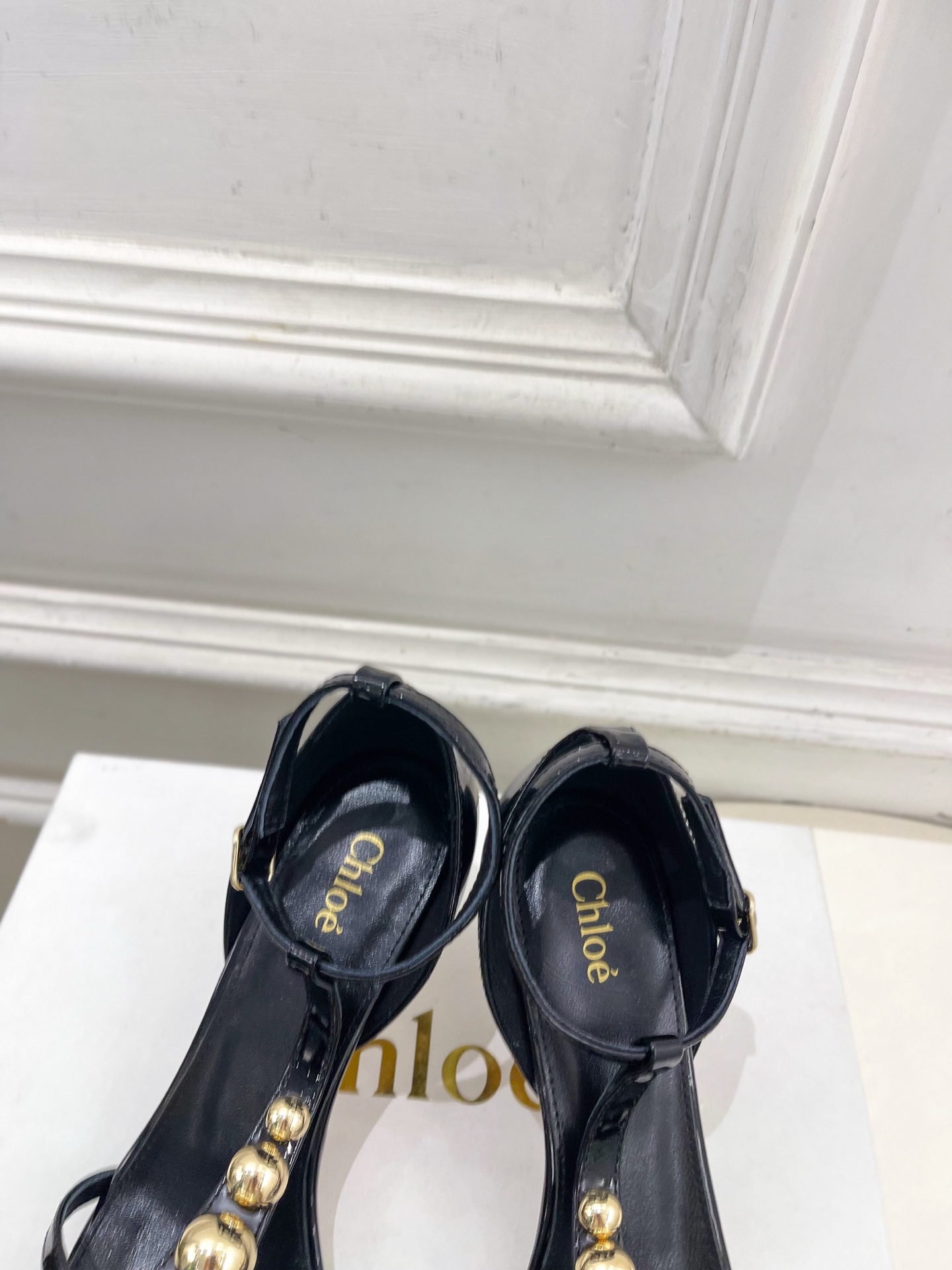 Chloé  |  克洛伊  26𝐬𝐬 ⭐️今日推荐 2026春夏新品 T字带漆皮鉚钉凉鞋 上新🆕❥ B
