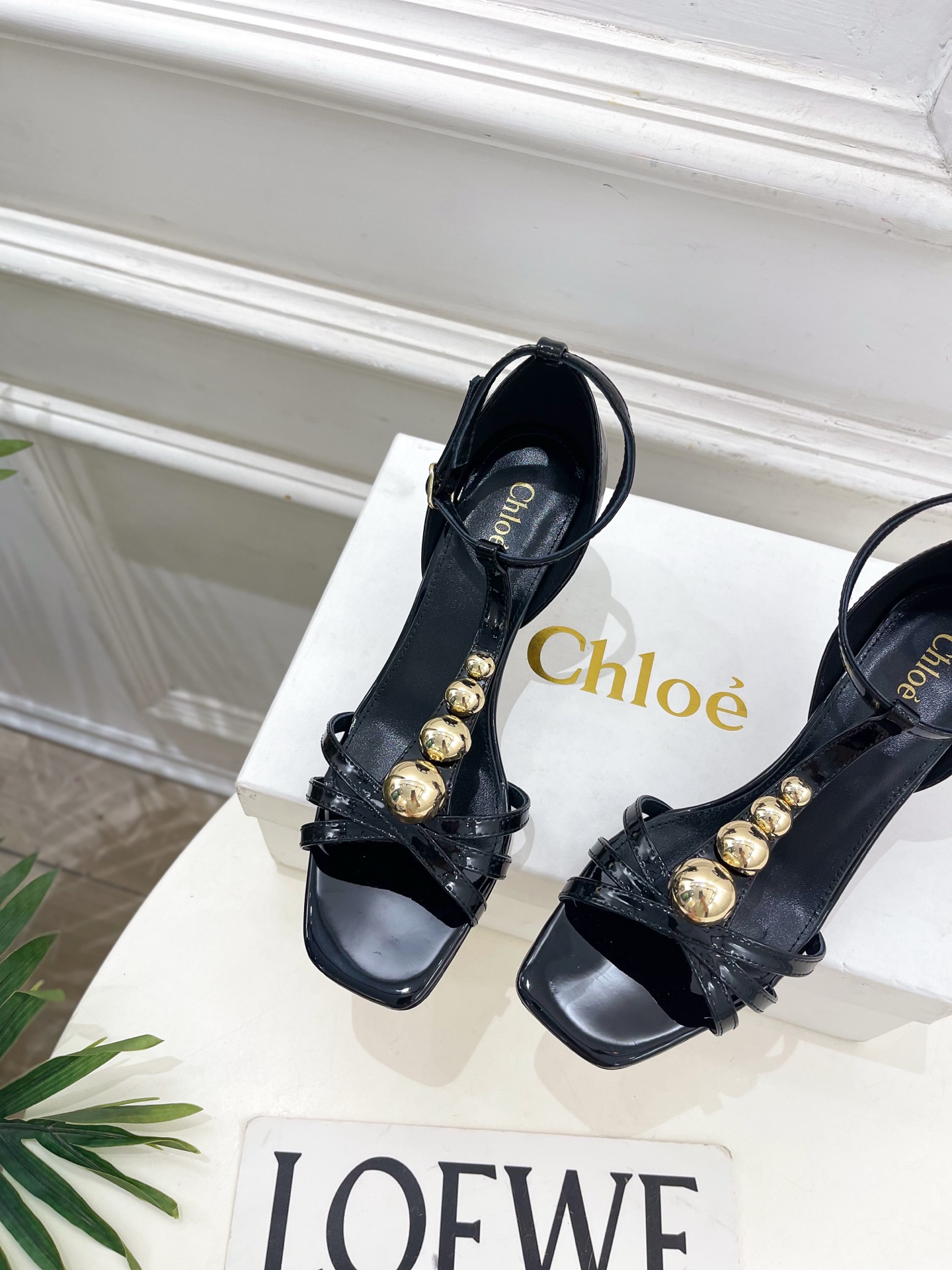 Chloé  |  克洛伊  26𝐬𝐬 ⭐️今日推荐 2026春夏新品 T字带漆皮鉚钉凉鞋 上新🆕❥ B