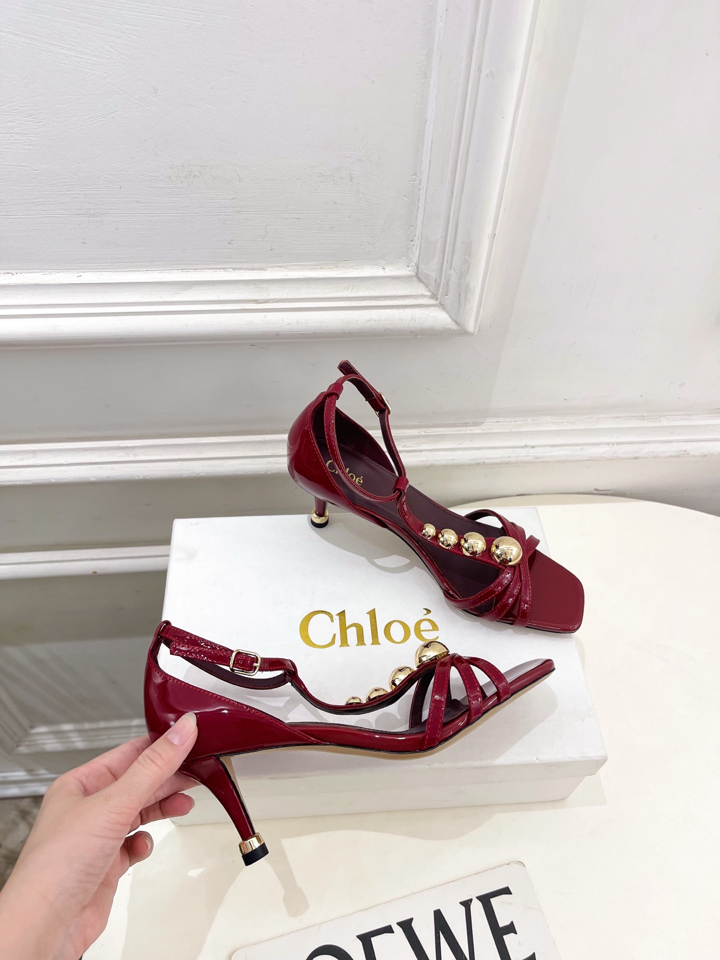 Chloé  |  克洛伊  26𝐬𝐬 ⭐️今日推荐 2026春夏新品 T字带漆皮鉚钉凉鞋 上新🆕❥ B