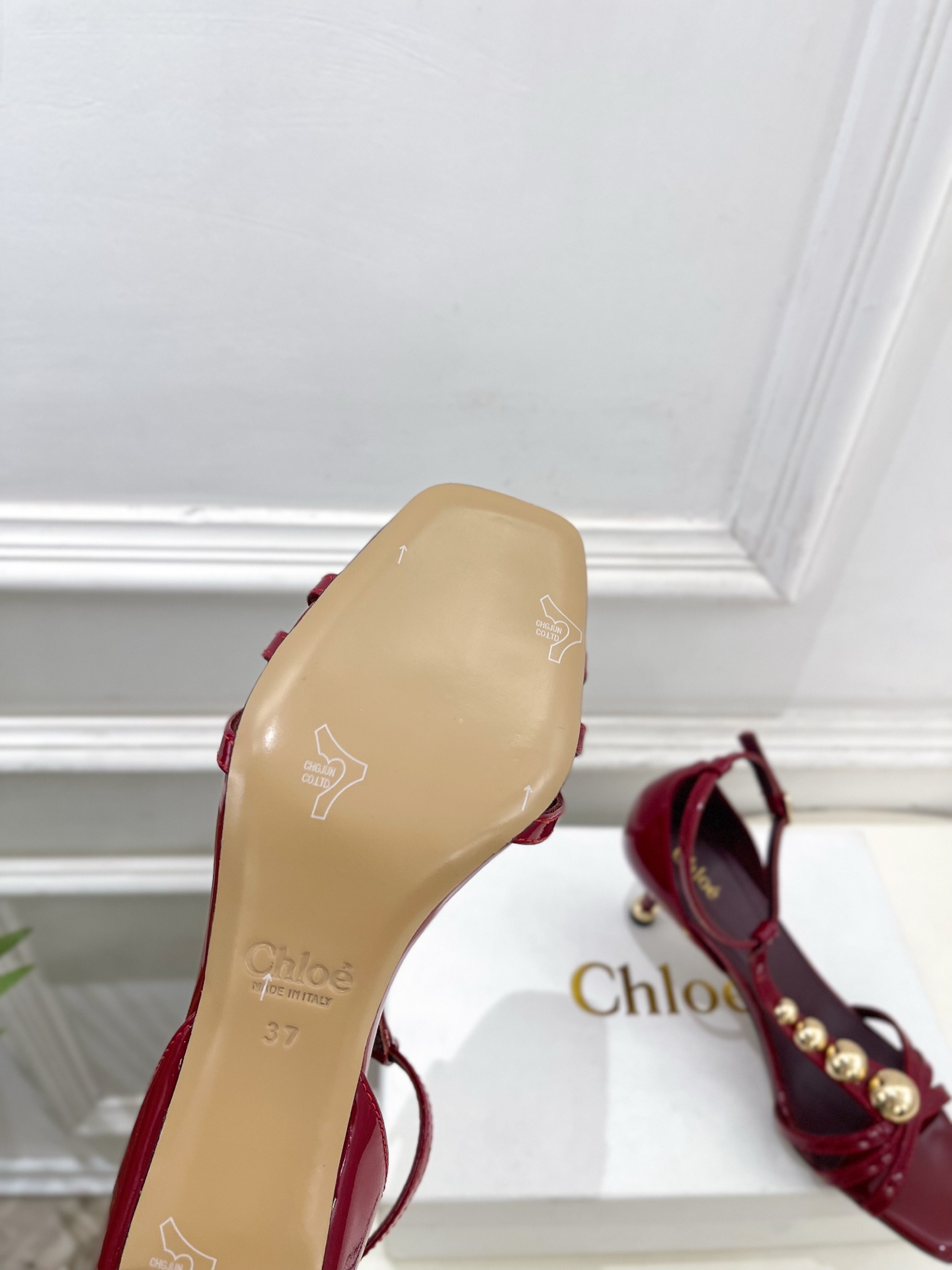 Chloé  |  克洛伊  26𝐬𝐬 ⭐️今日推荐 2026春夏新品 T字带漆皮鉚钉凉鞋 上新🆕❥ B